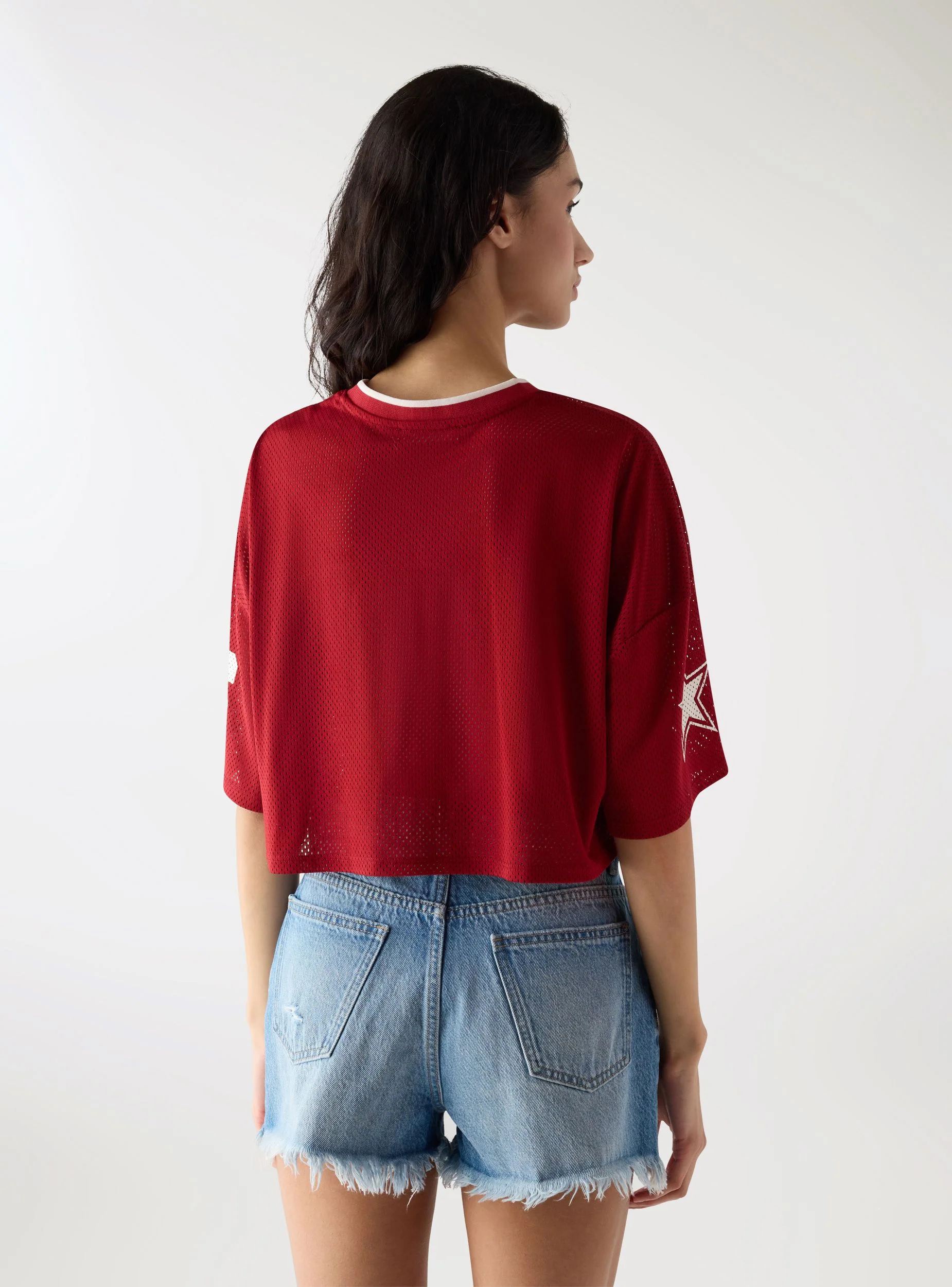 T-shirt crop in rete con stampa college - Image 2