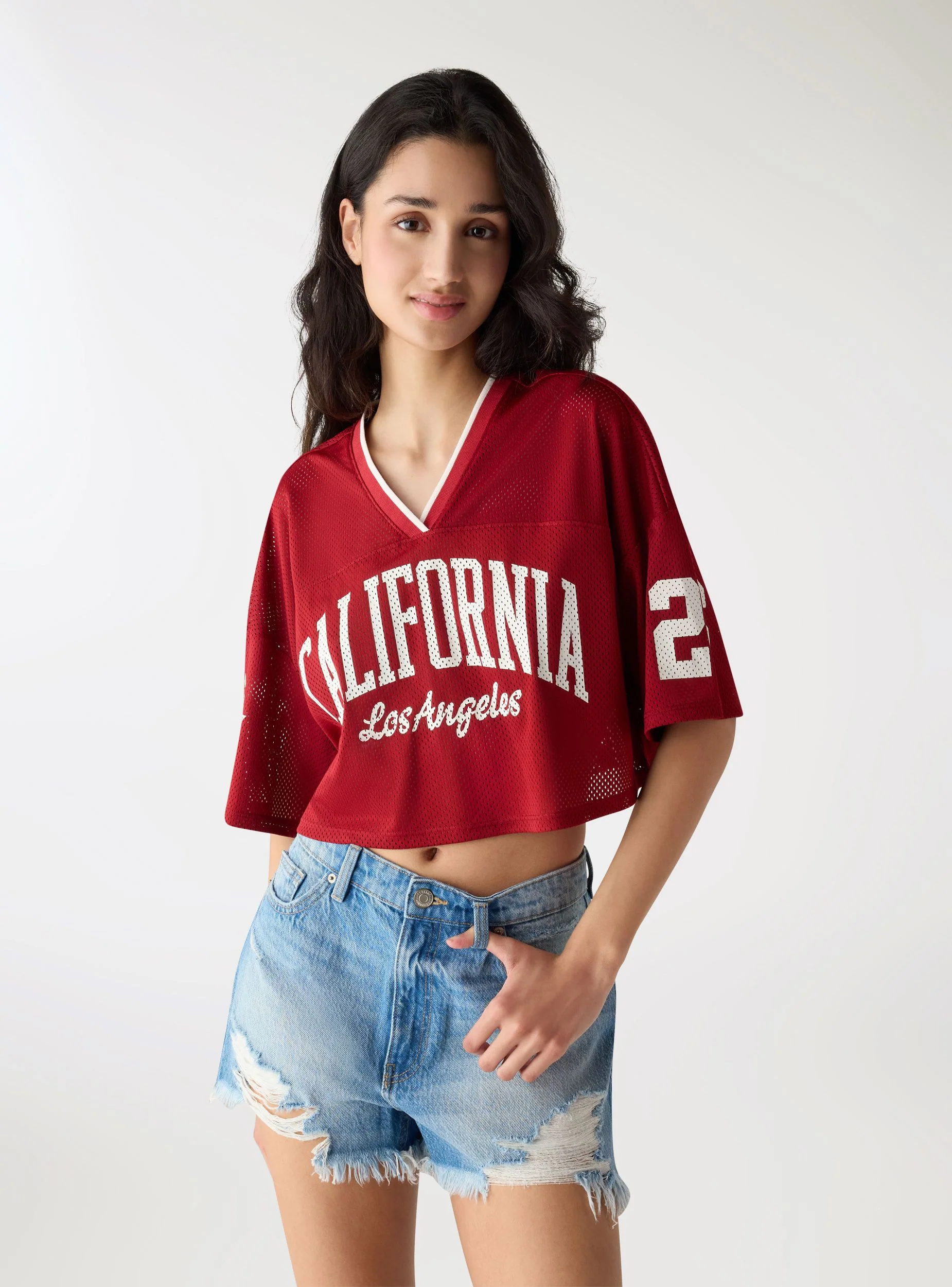 T-shirt crop in rete con stampa college - Image 4
