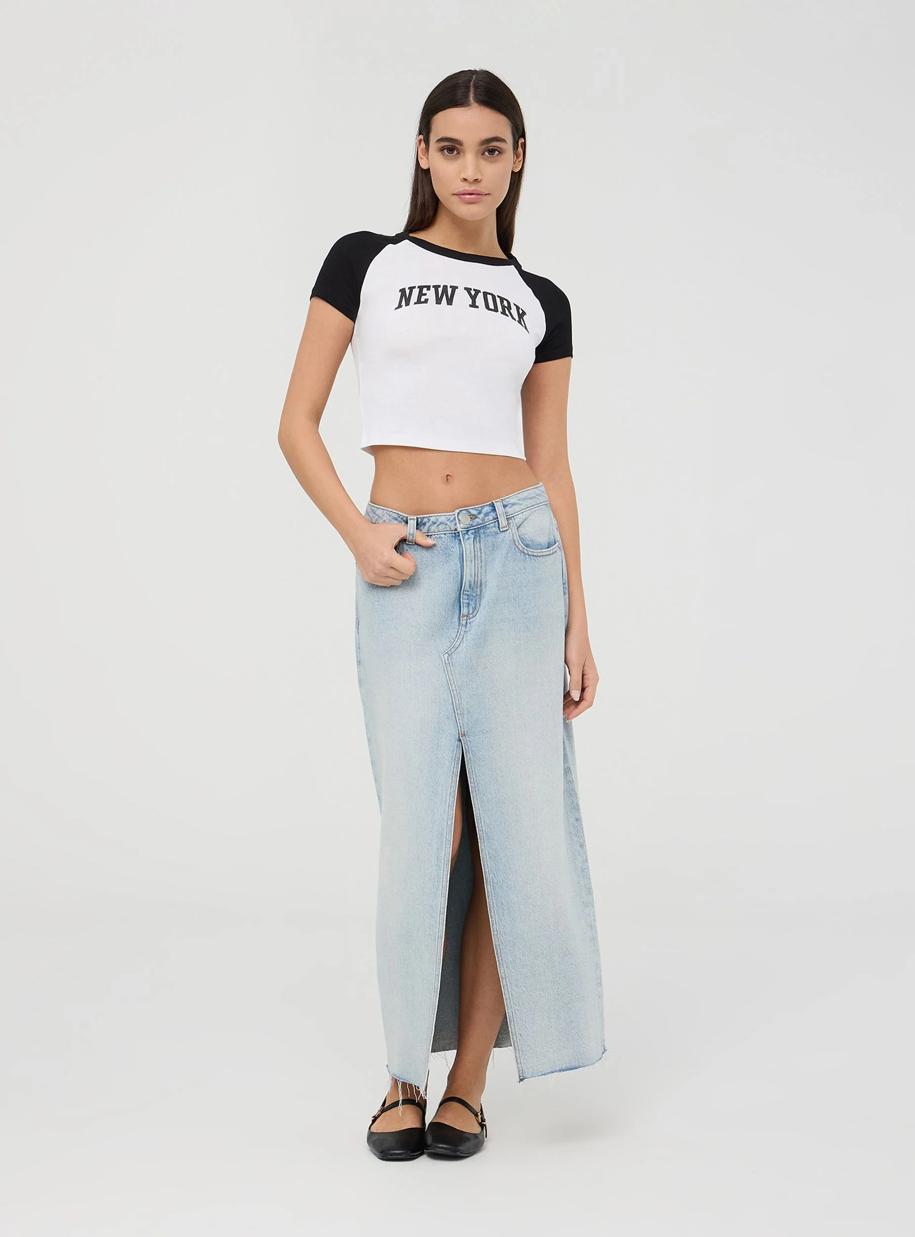 T-shirt crop raglan con stampa college - Image 2