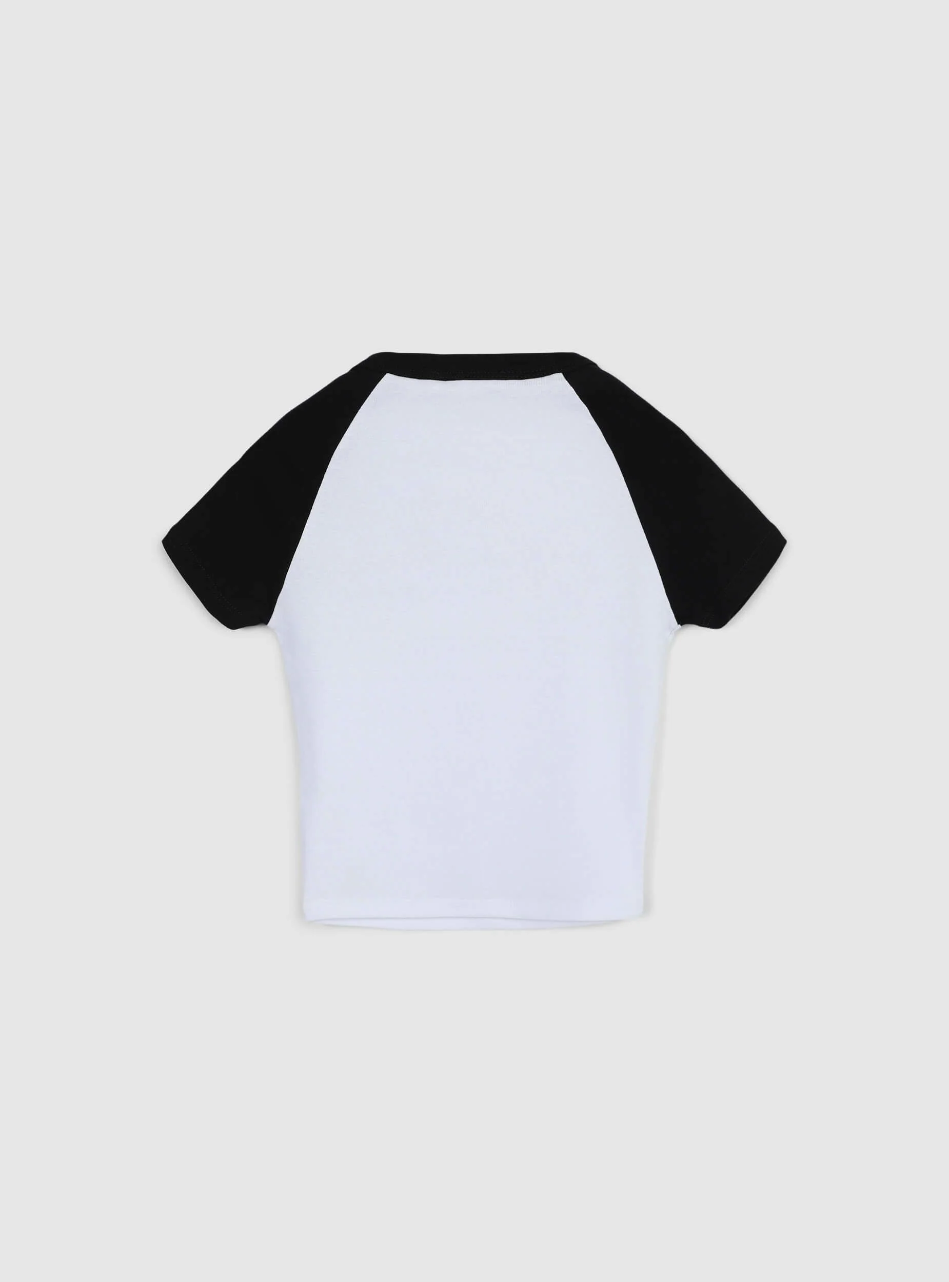 T-shirt crop raglan con stampa college - Image 4