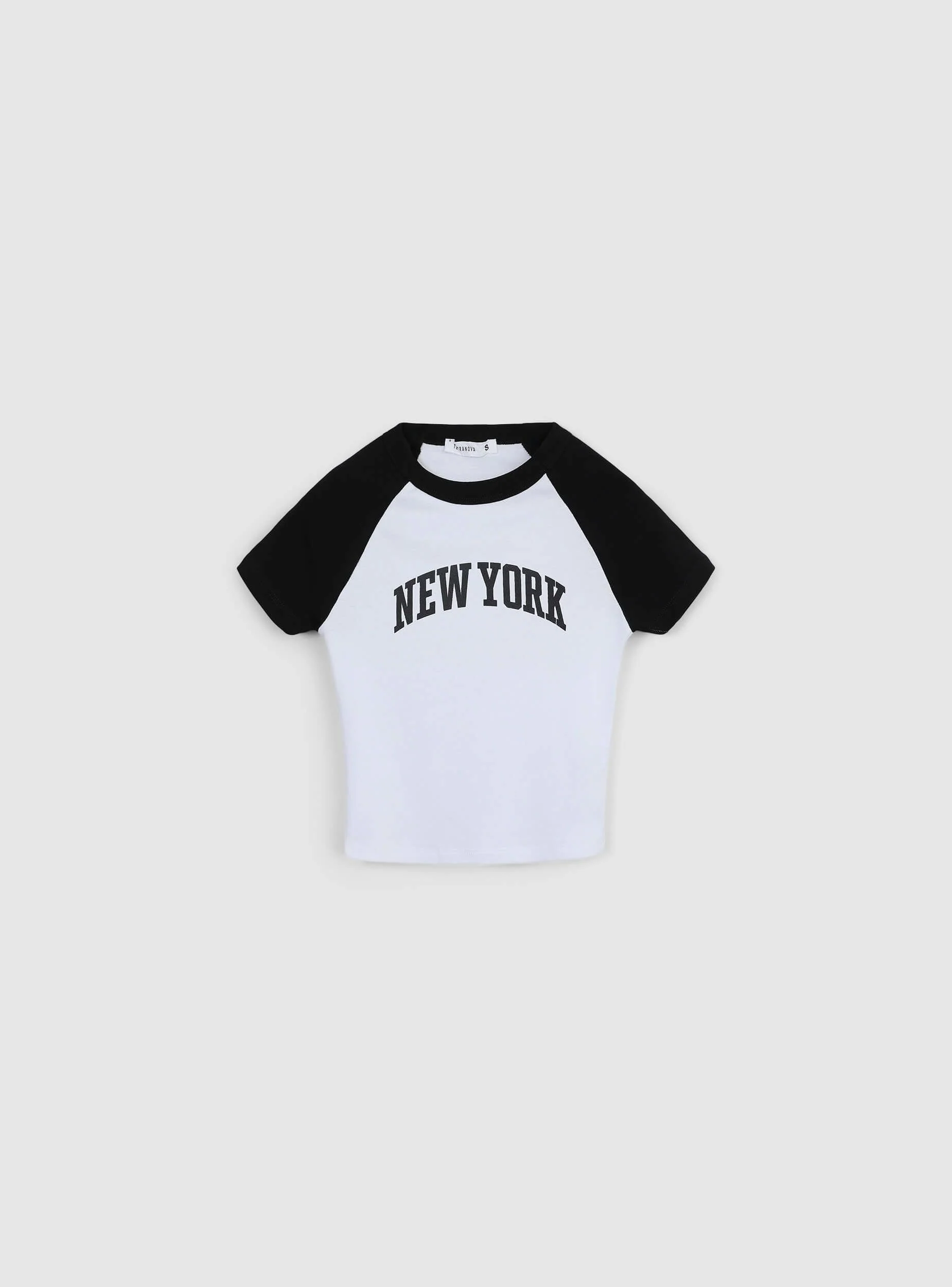 T-shirt crop raglan con stampa college - Image 5