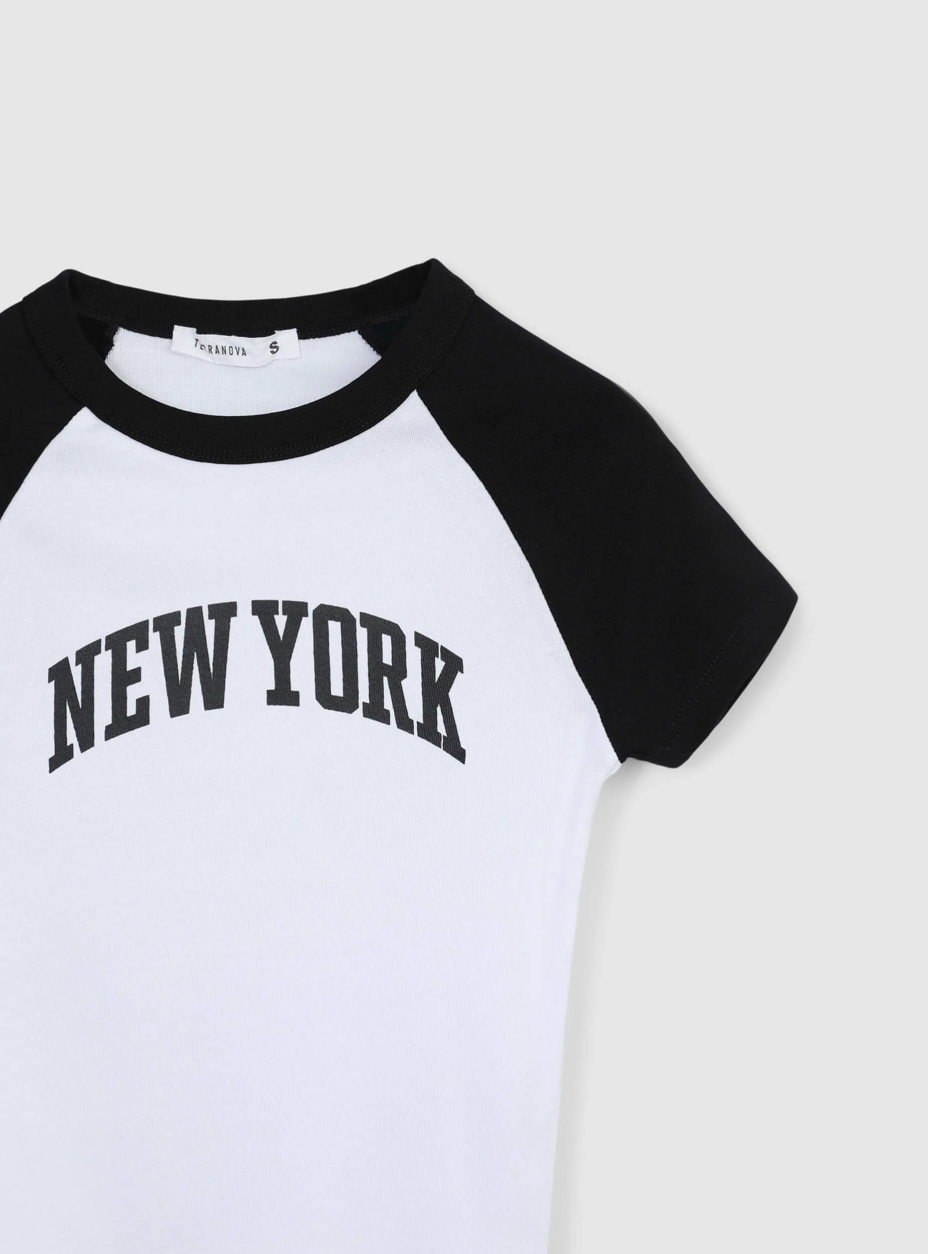 T-shirt crop raglan con stampa college - Image 6