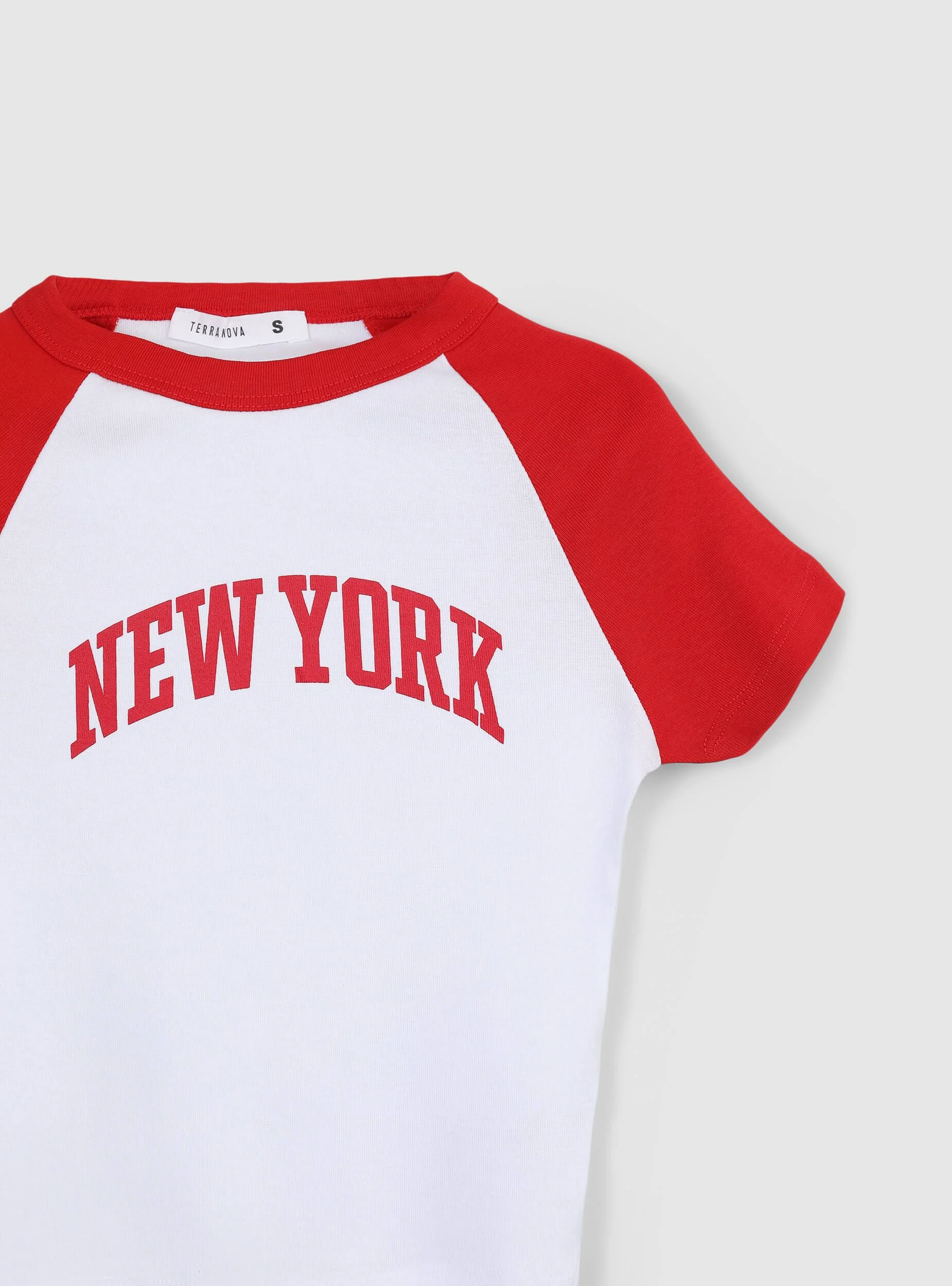 T-shirt crop raglan con stampa college - Image 6