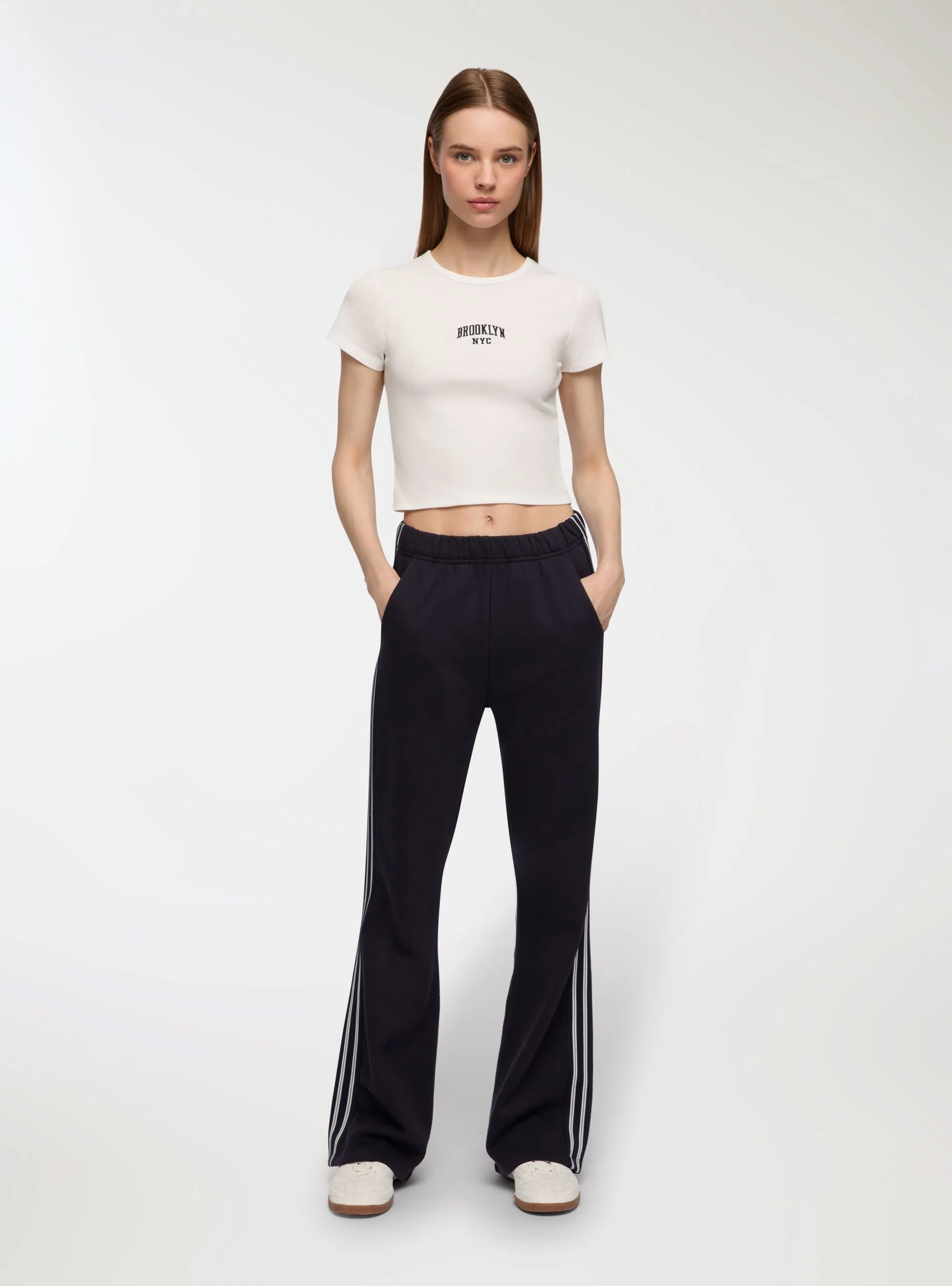 T-shirt crop scritta stile college - Image 2