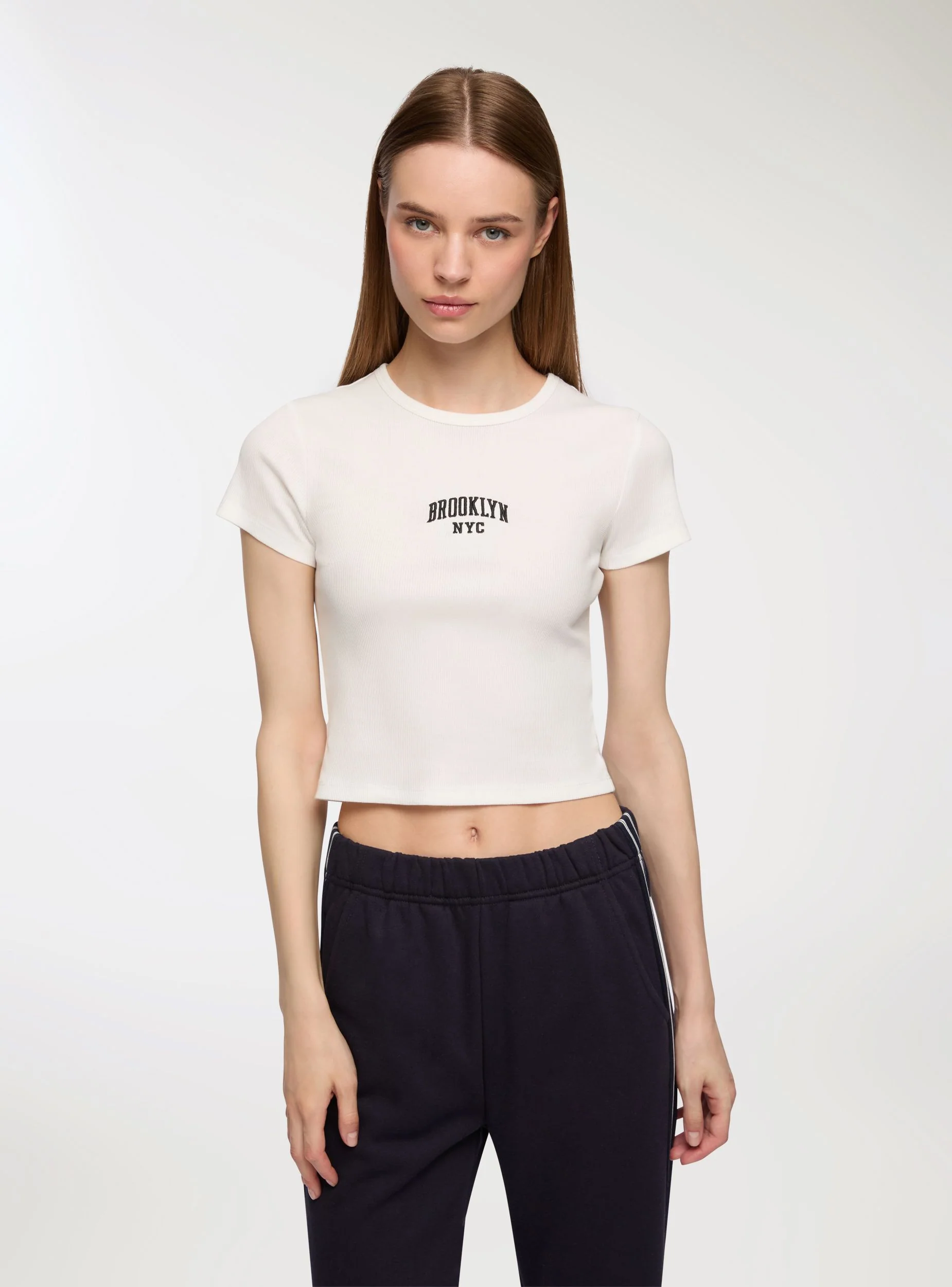 T-shirt crop scritta stile college - Image 3