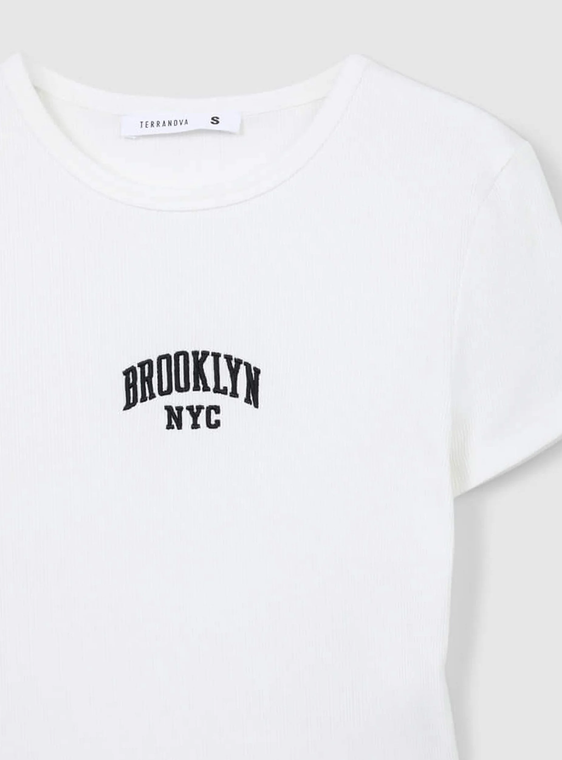 T-shirt crop scritta stile college - Image 5