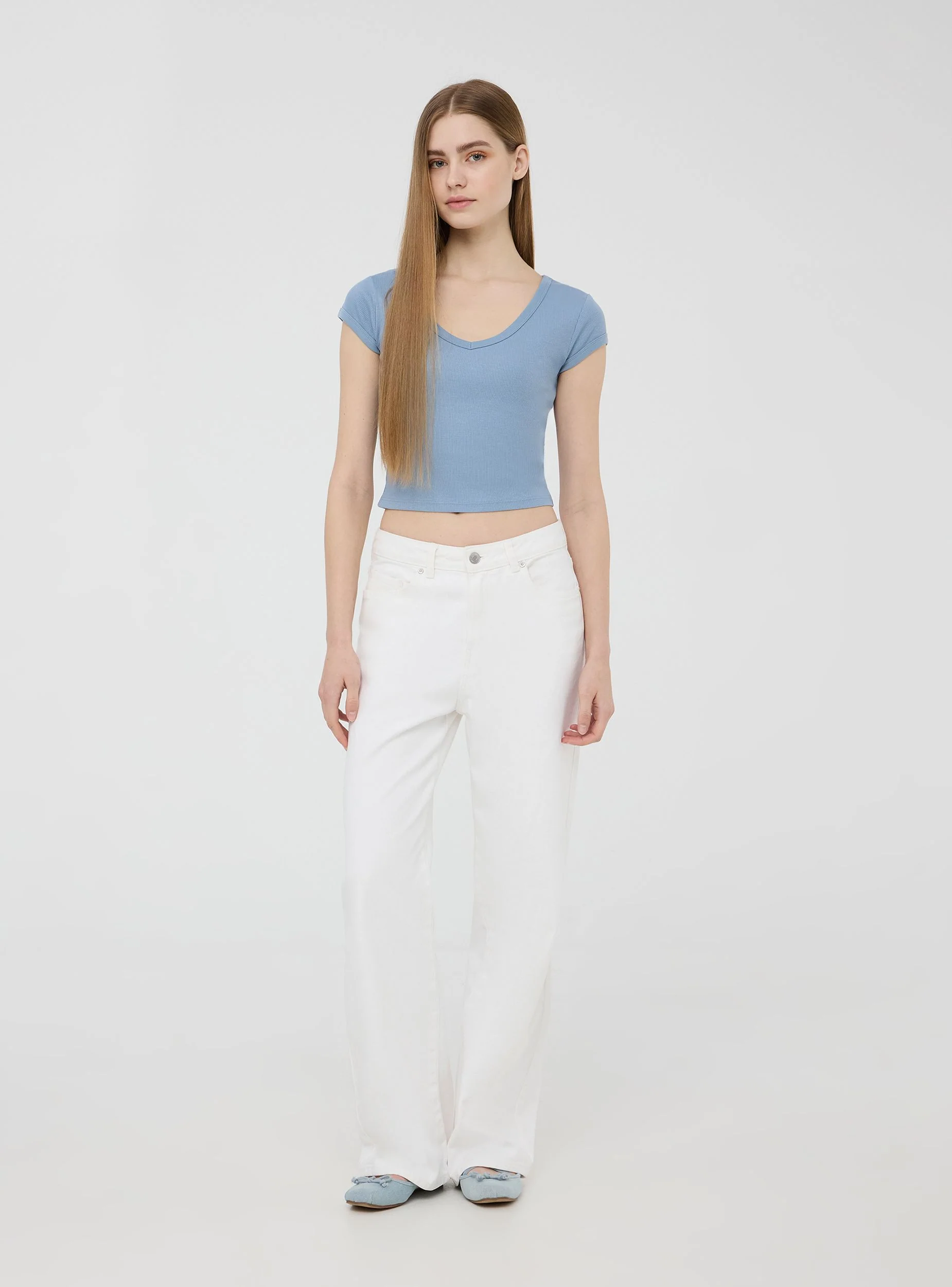 T-shirt crop tinta unita con scollo a v
