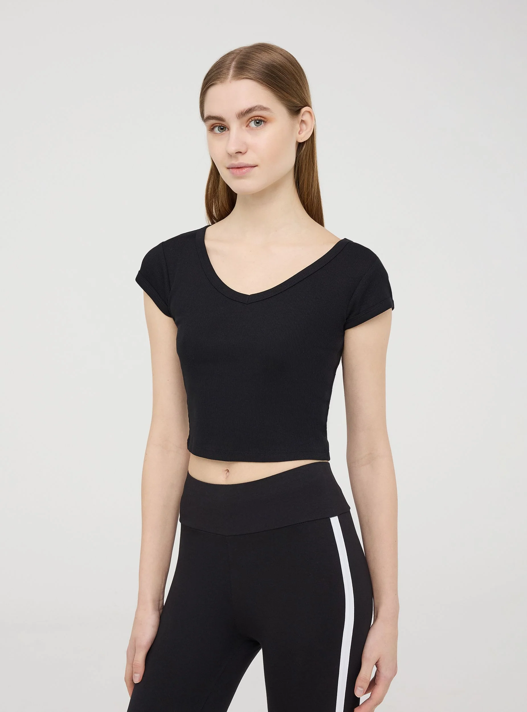 T-shirt crop tinta unita con scollo a v - Image 3
