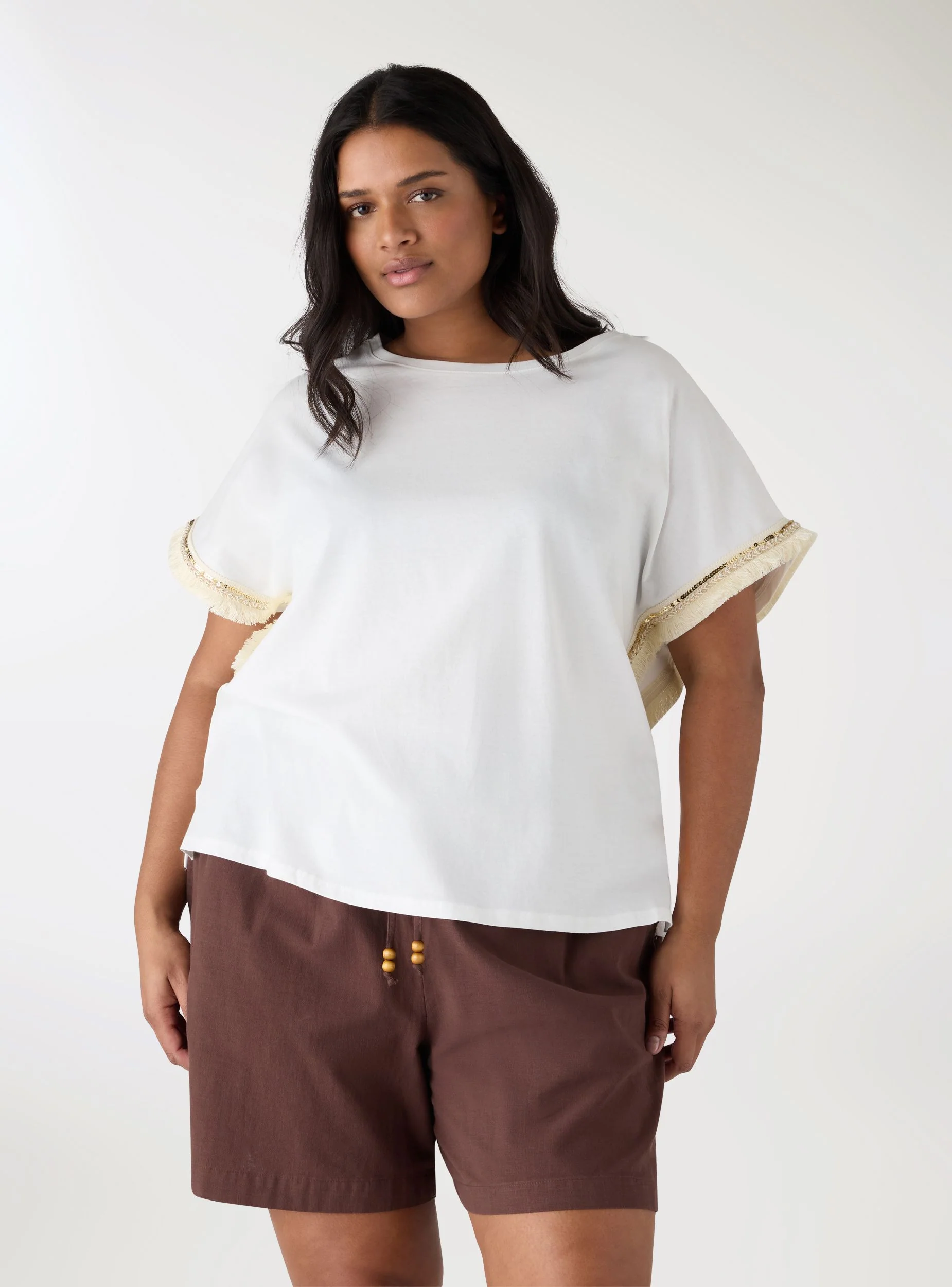 T-shirt Curvy a tinta unita con inserti etnici - Image 2