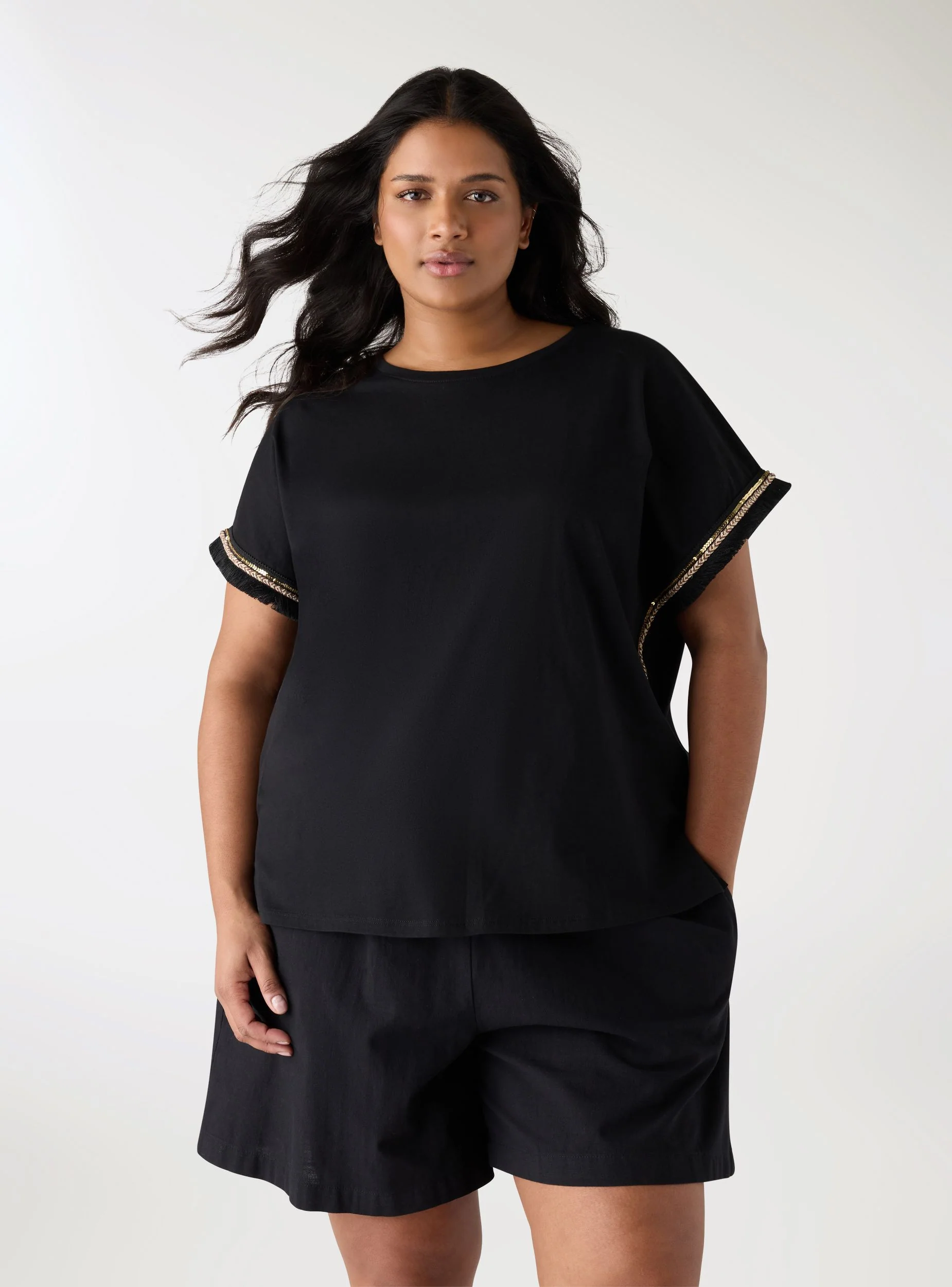 T-shirt Curvy a tinta unita con inserti etnici - Image 8