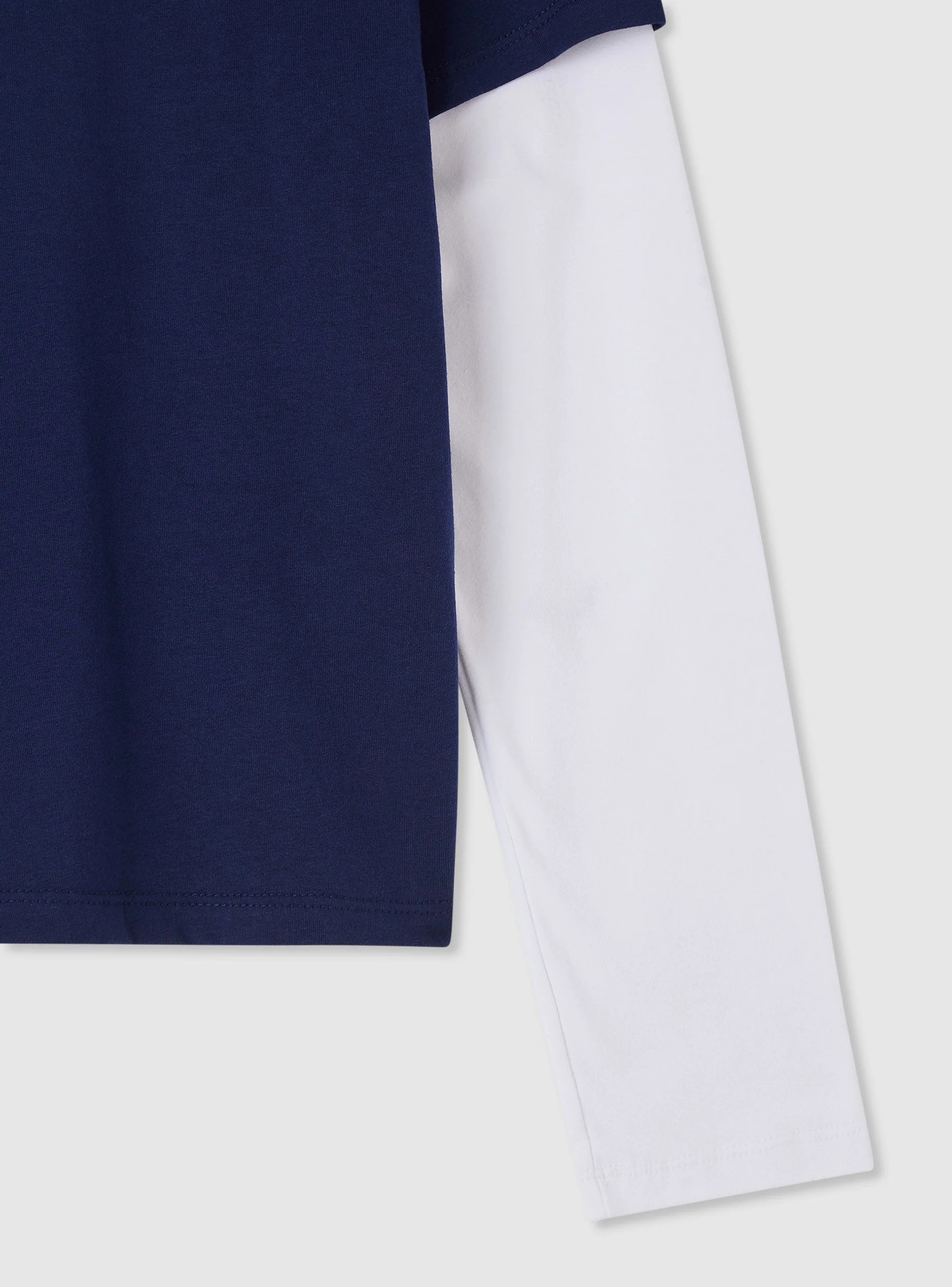 T-shirt doppiata con cappuccio e stampa numero - Image 3