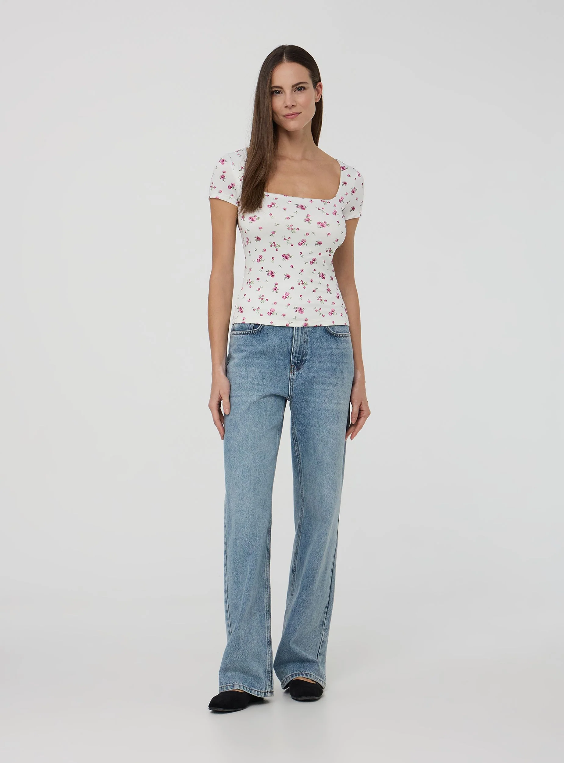 T-shirt elasticizzata a fiori con scollo ampio