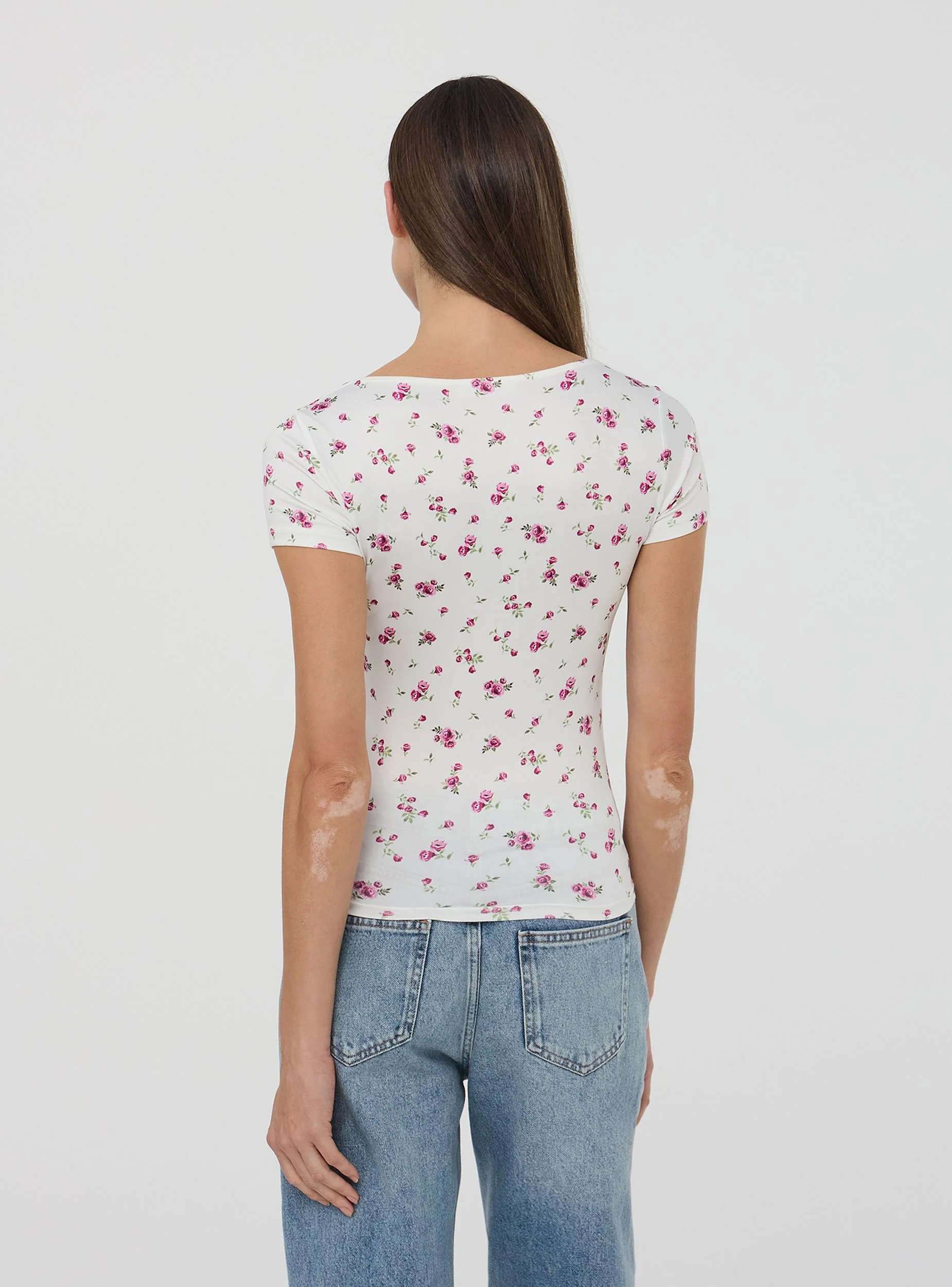 T-shirt elasticizzata a fiori con scollo ampio - Image 2