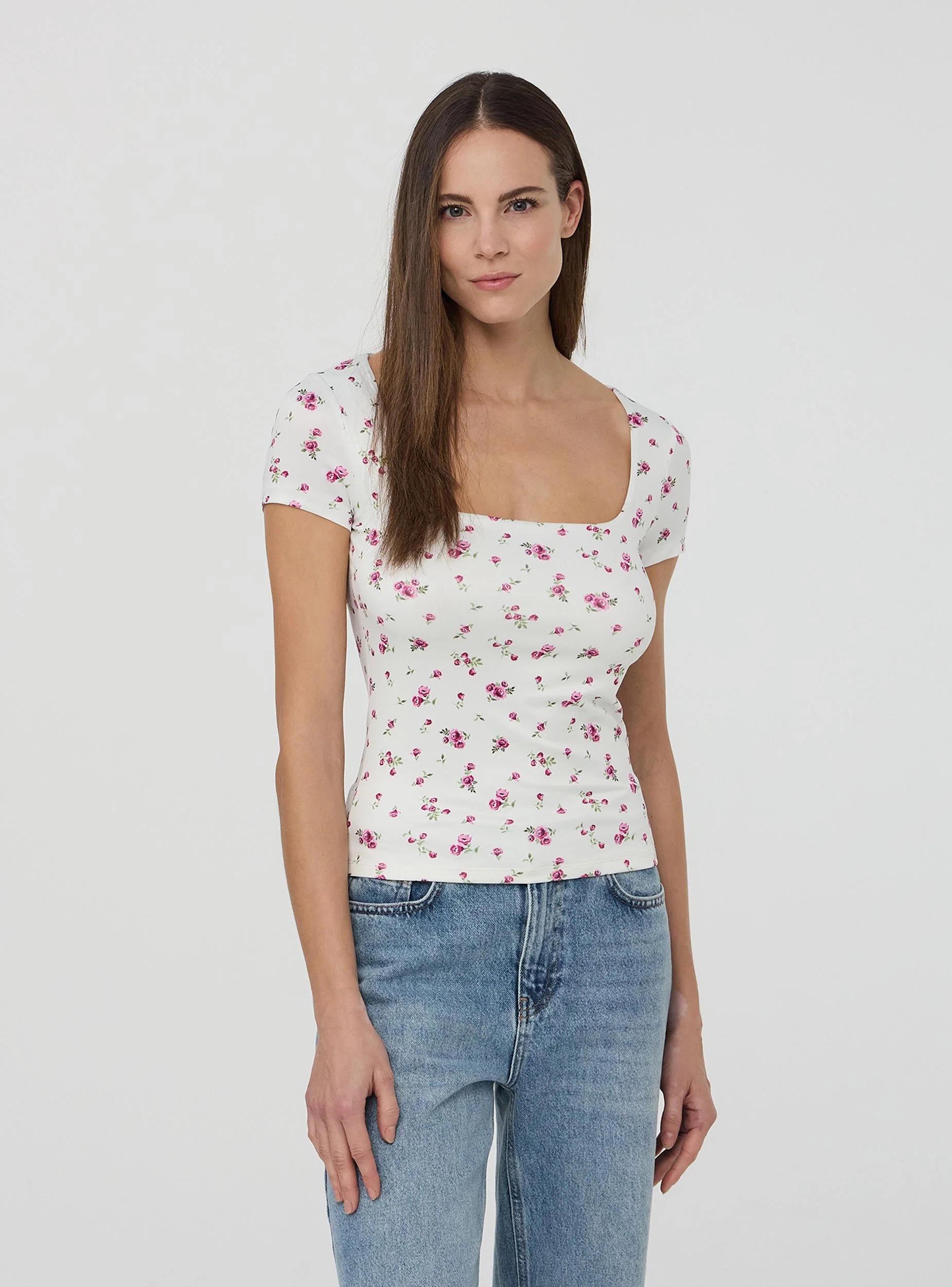 T-shirt elasticizzata a fiori con scollo ampio - Image 3