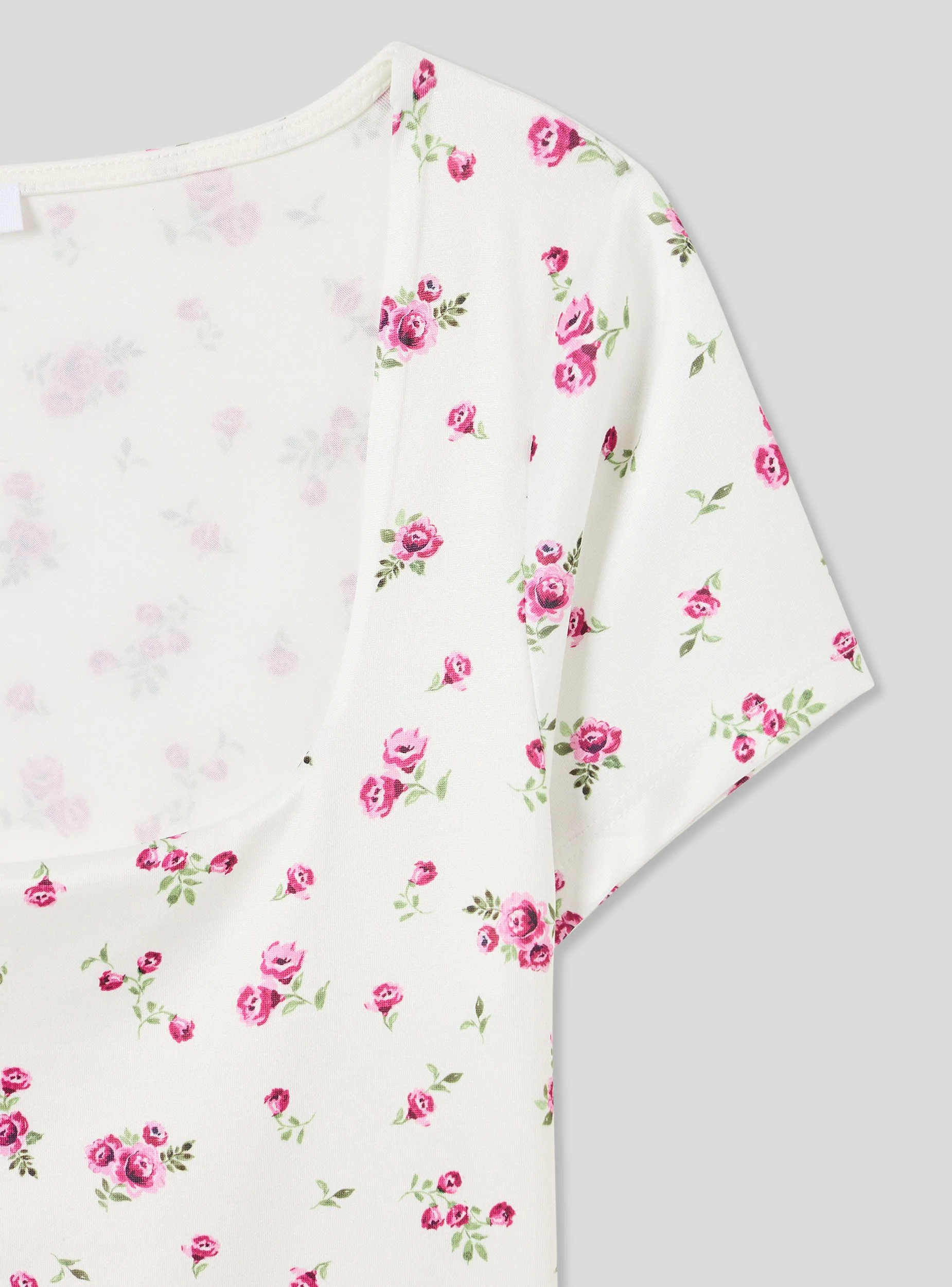 T-shirt elasticizzata a fiori con scollo ampio - Image 5