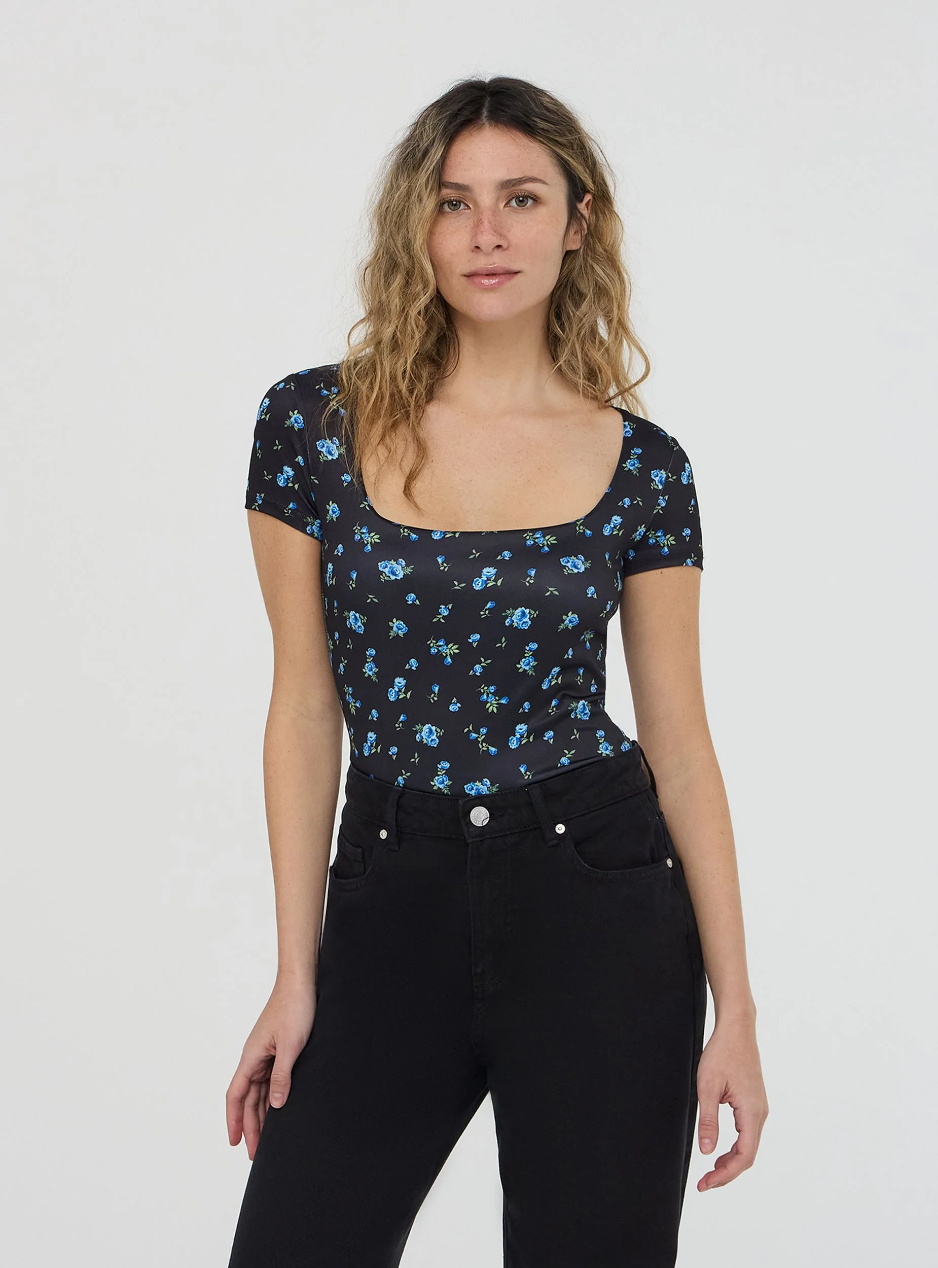 T-shirt elasticizzata a fiori con scollo ampio - Image 3