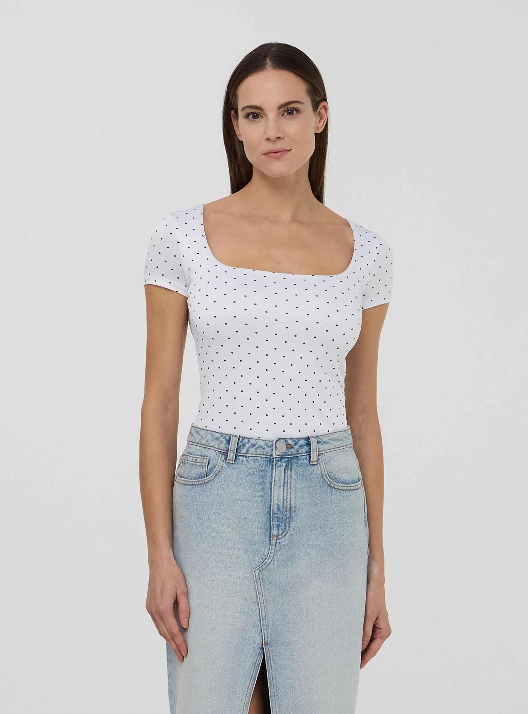 T-shirt elasticizzata a pois con scollo ampio - Image 2