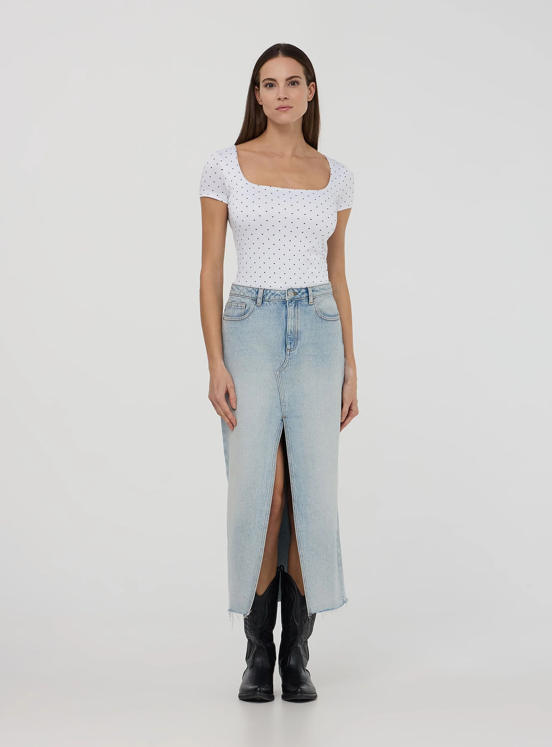 T-shirt elasticizzata a pois con scollo ampio - Image 3