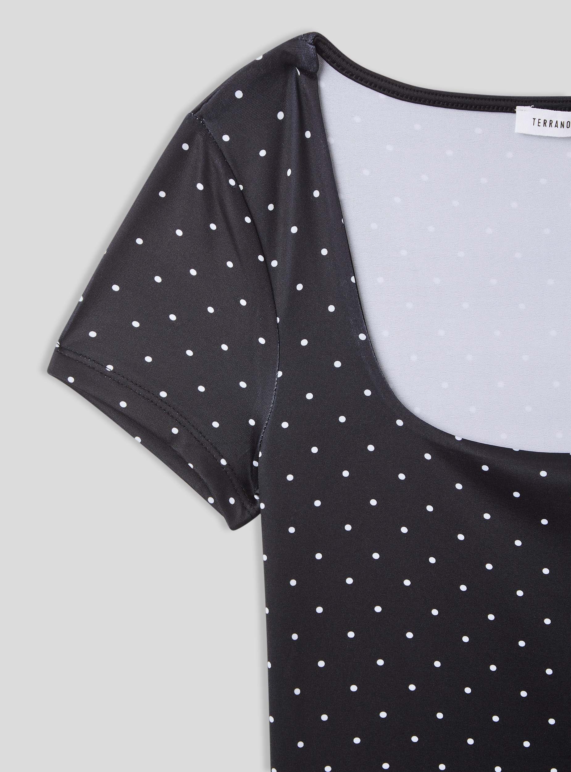 T-shirt elasticizzata a pois con scollo ampio - Image 6