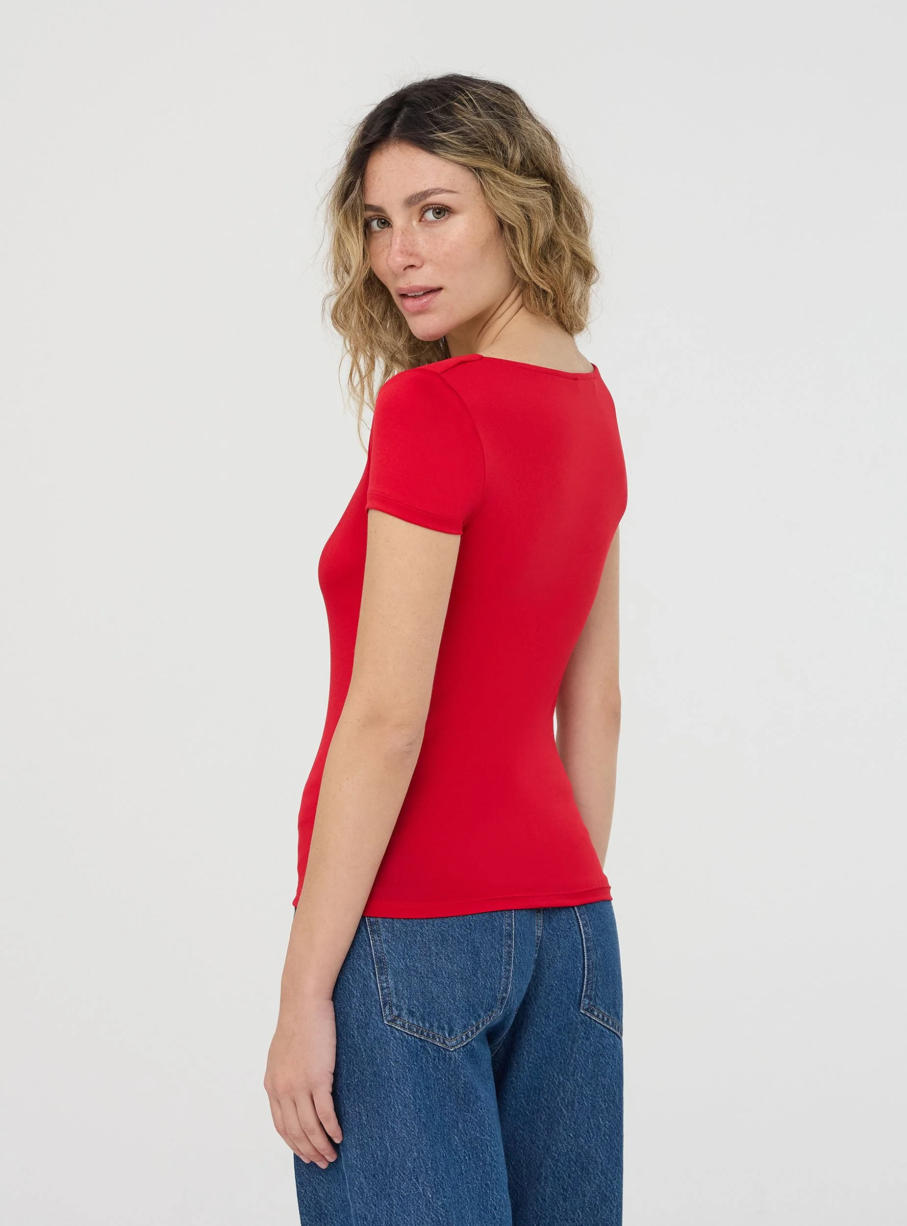 T-shirt elasticizzata con scollo ampio - Image 2