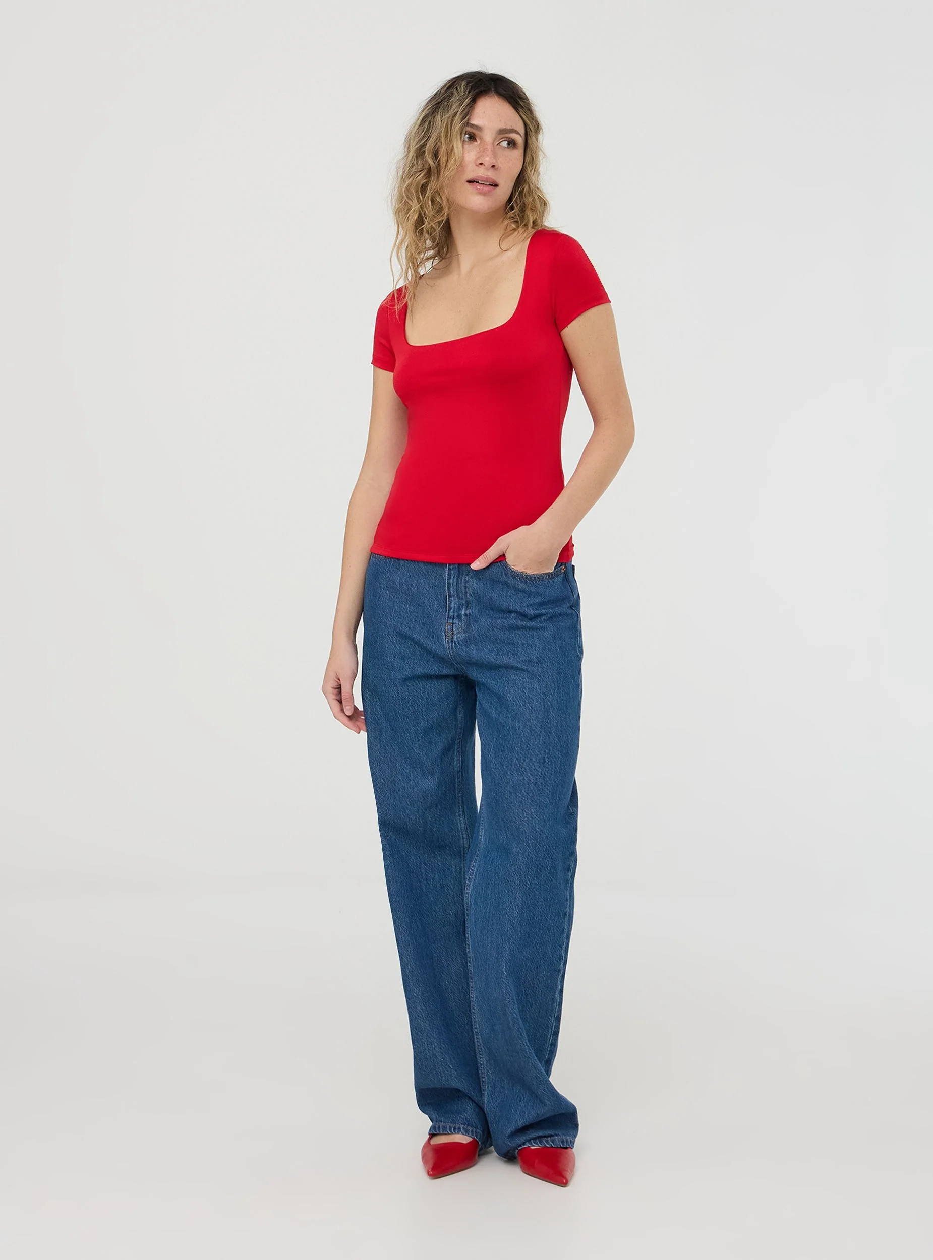 T-shirt elasticizzata con scollo ampio - Image 3