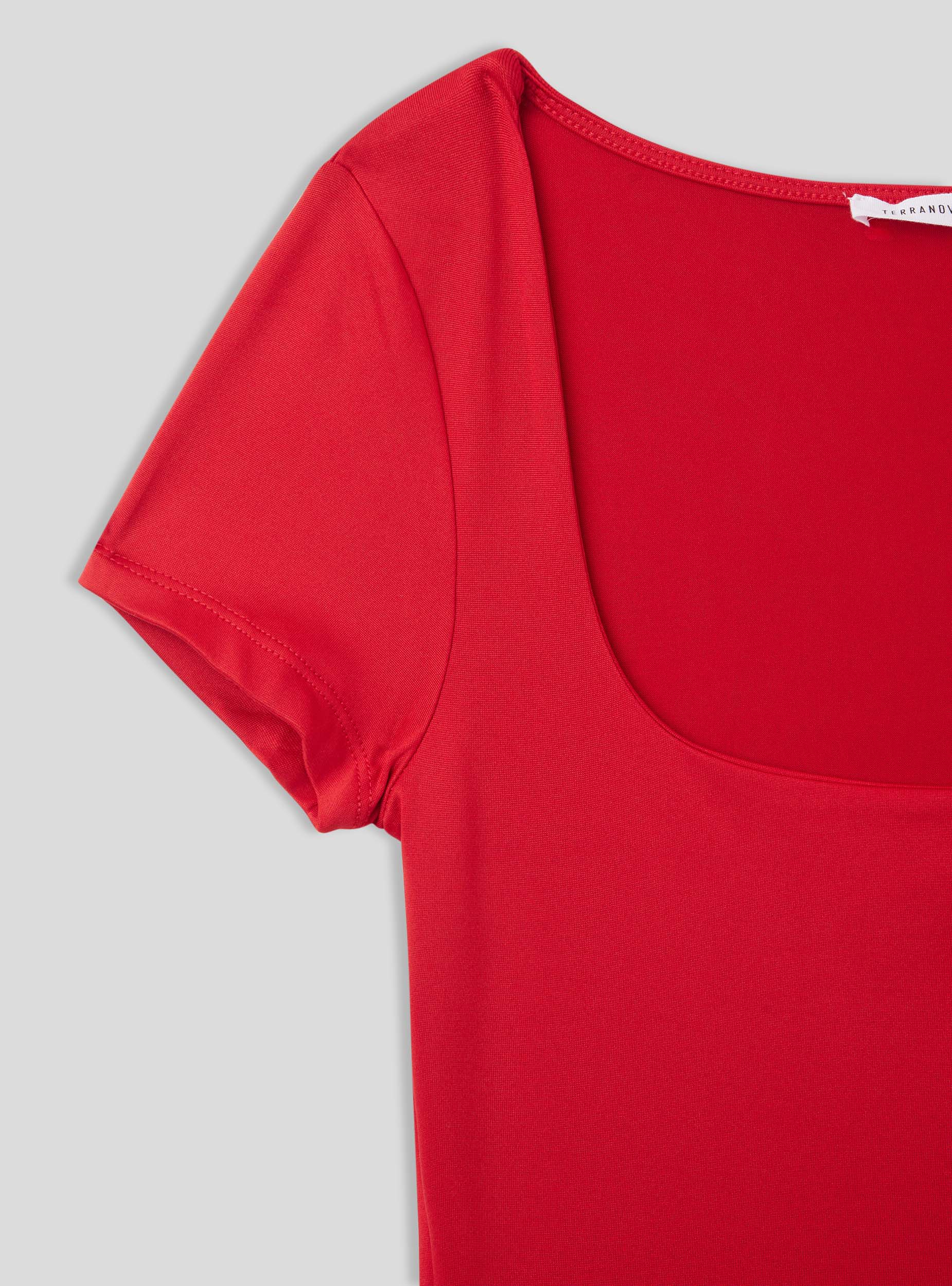 T-shirt elasticizzata con scollo ampio - Image 5