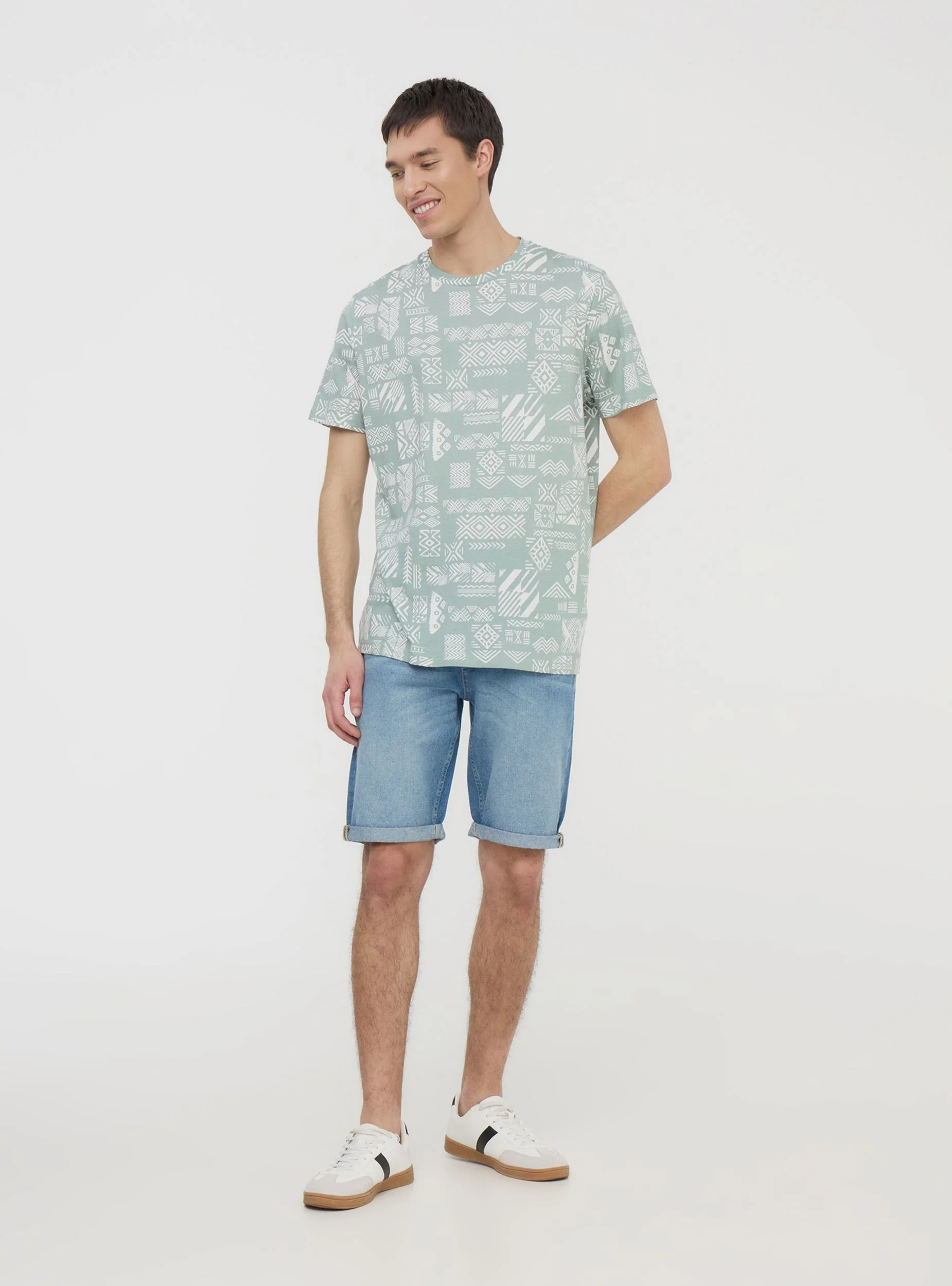 T-shirt fantasia etnica