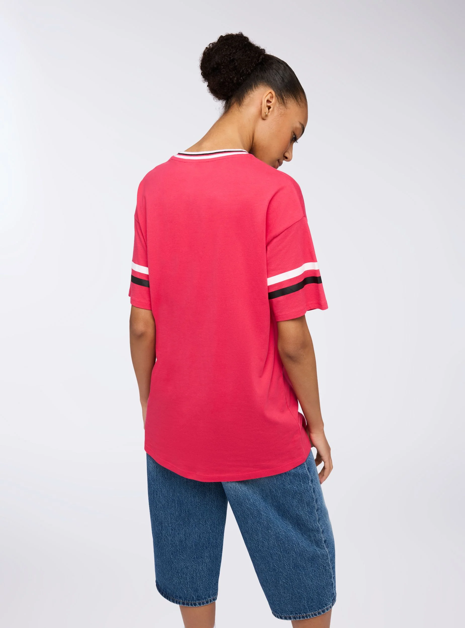 T-shirt maxi con scollo v stampa college - Image 2