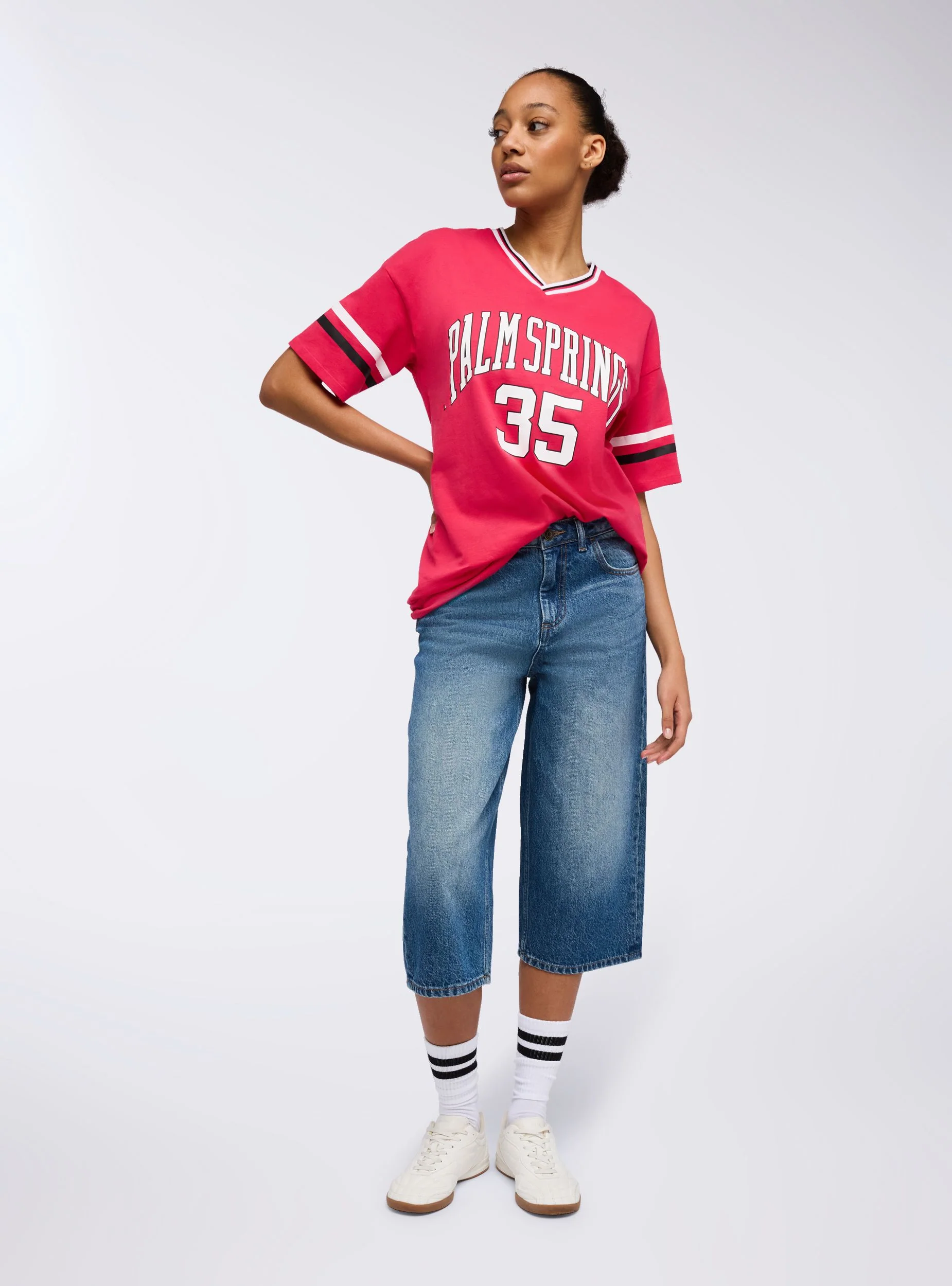 T-shirt maxi con scollo v stampa college - Image 3
