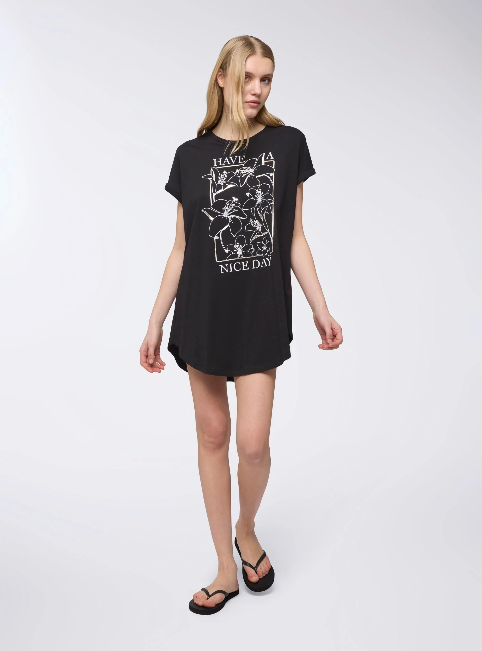 T-shirt maxi del pigiama con scritta e fiori - Image 2