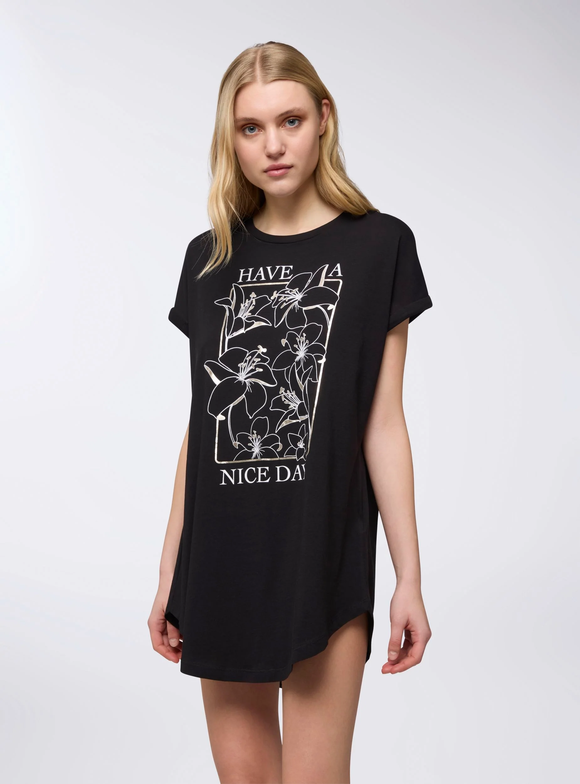 T-shirt maxi del pigiama con scritta e fiori - Image 3