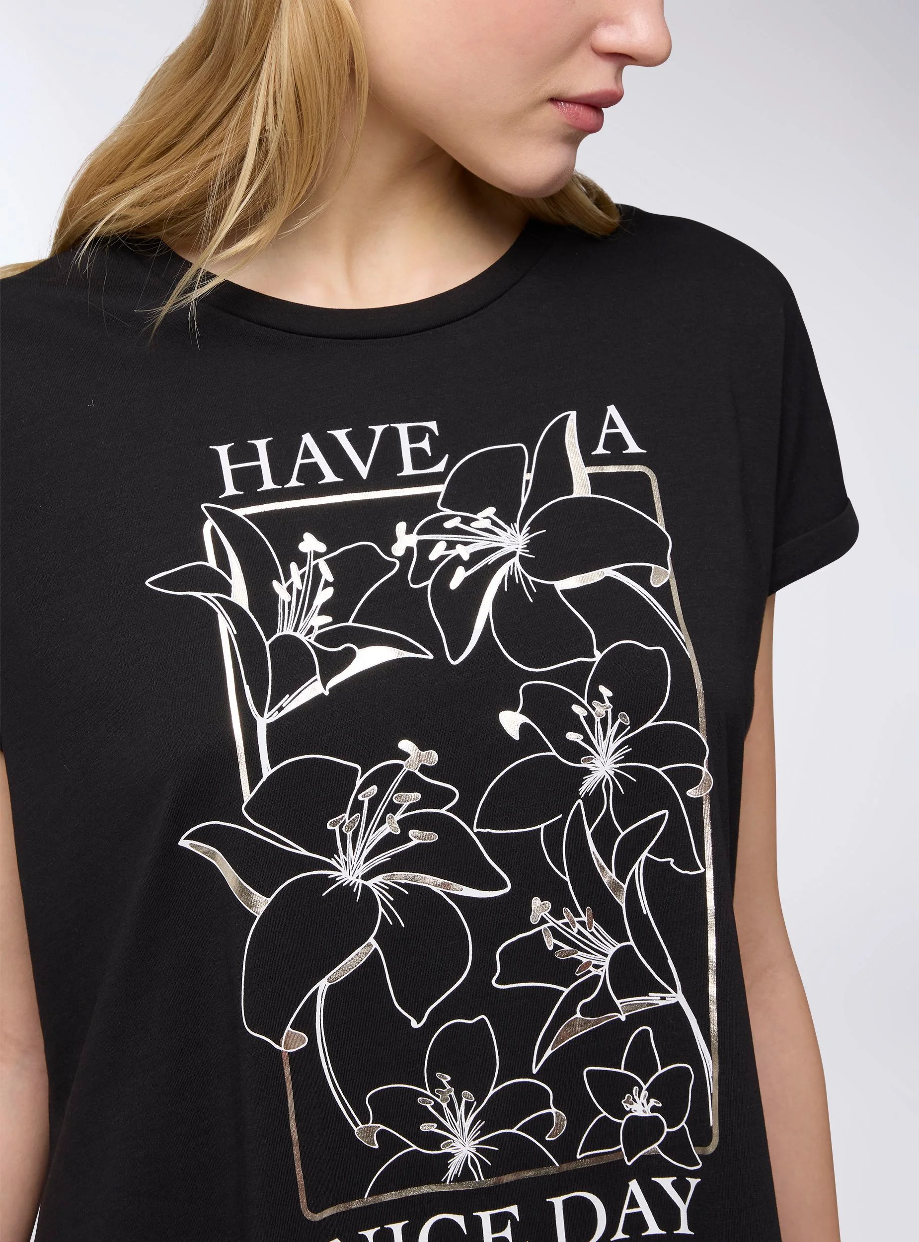 T-shirt maxi del pigiama con scritta e fiori - Image 4