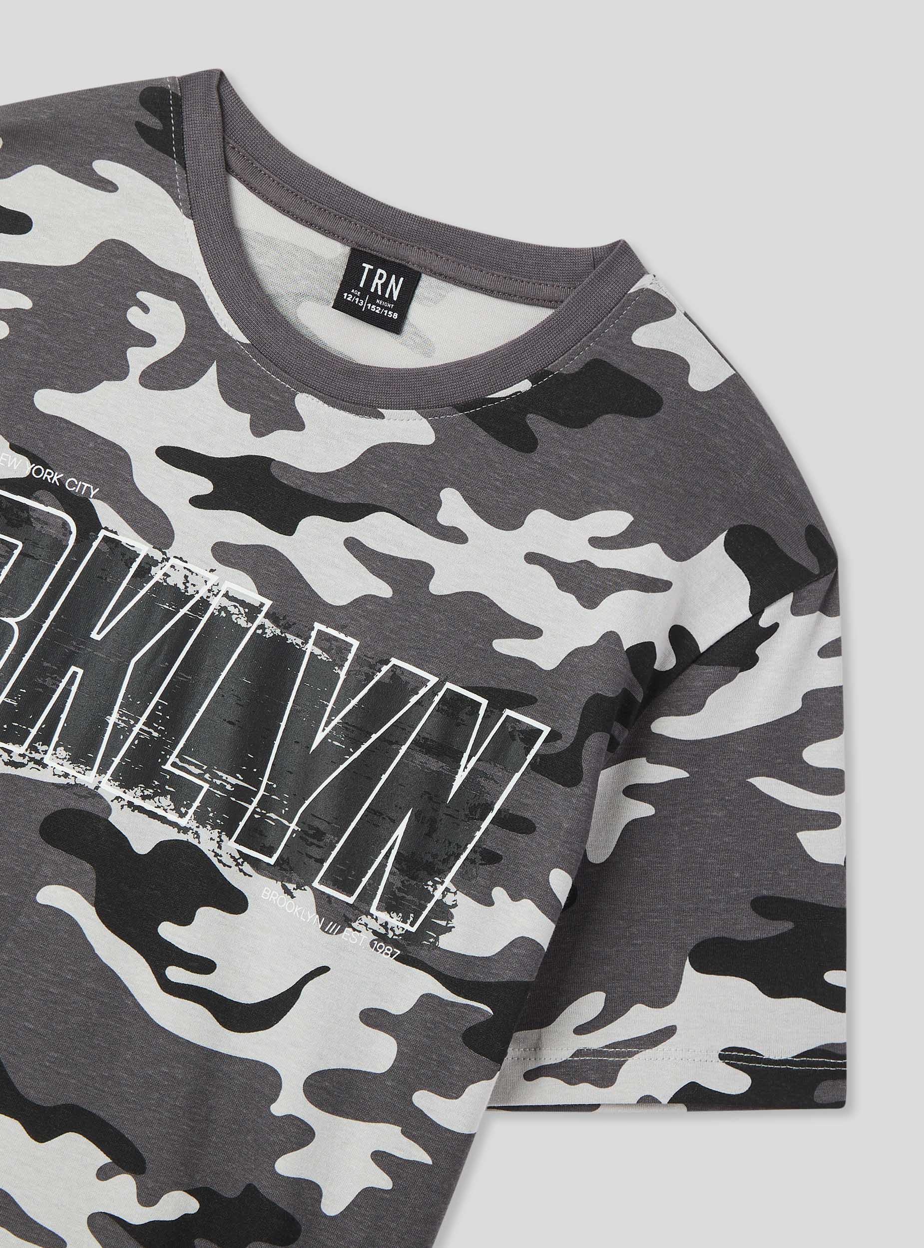 T-shirt mimetica con scritta - Image 4