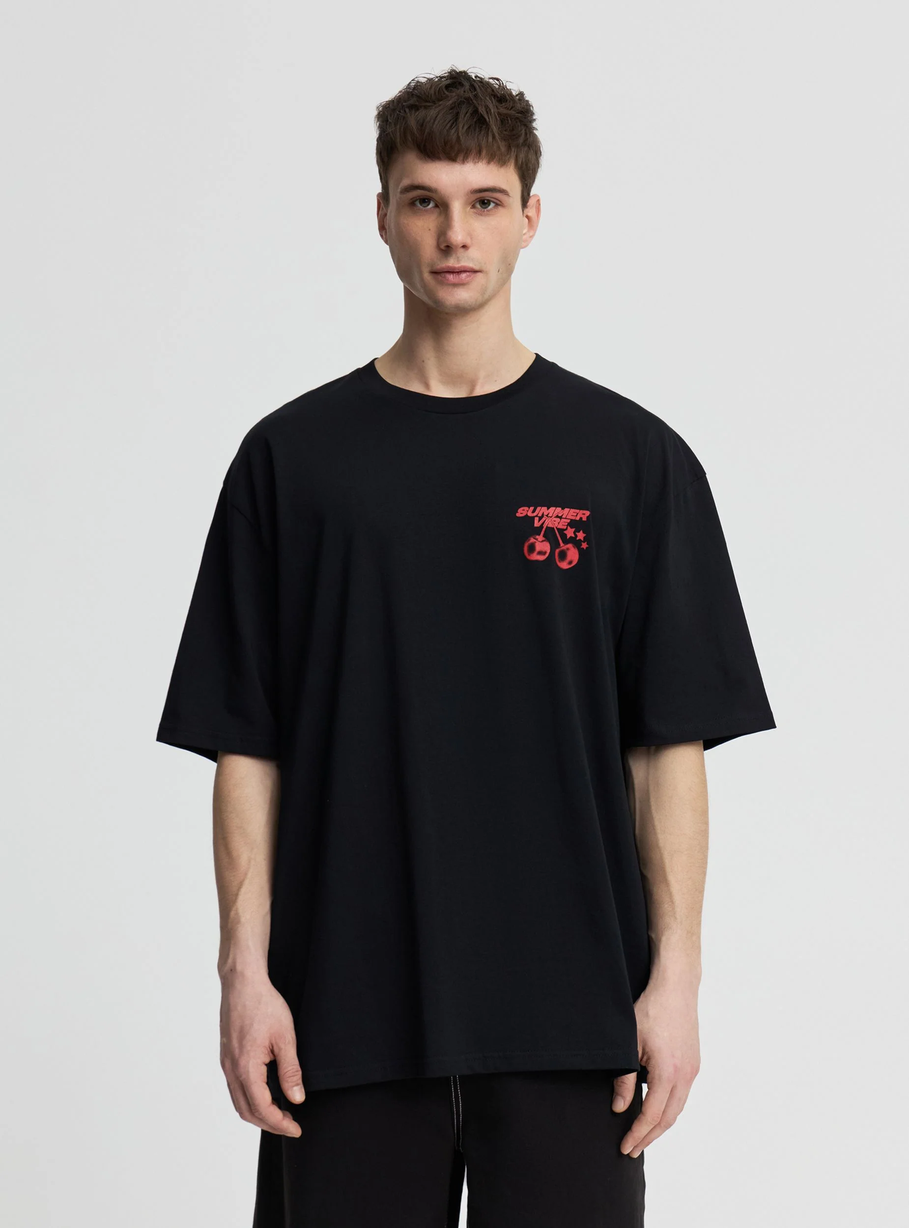 T-shirt over con stampa ciliegie - Image 2