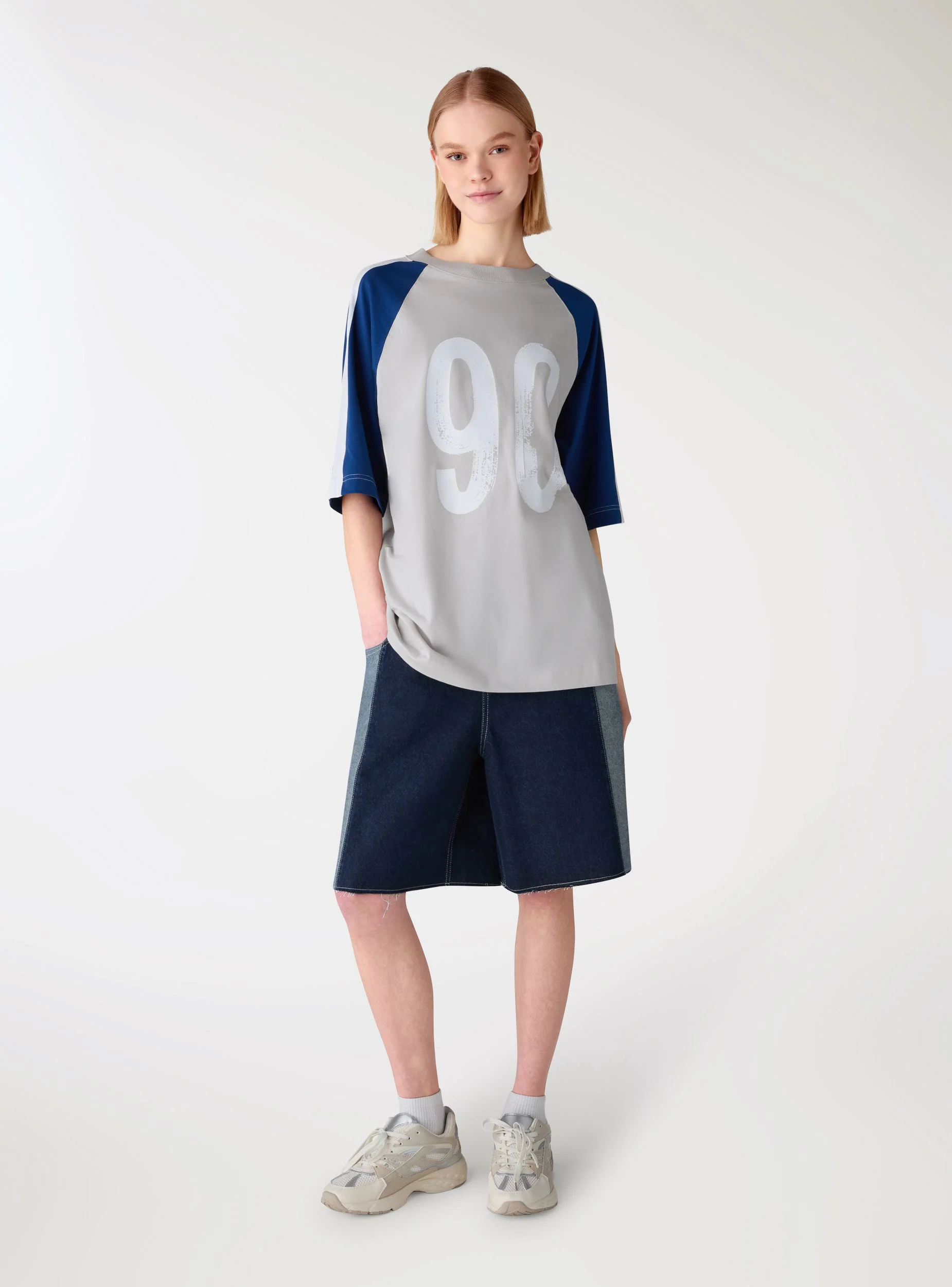 T-shirt over con stampa numero e maniche raglan TRNPOPLAB