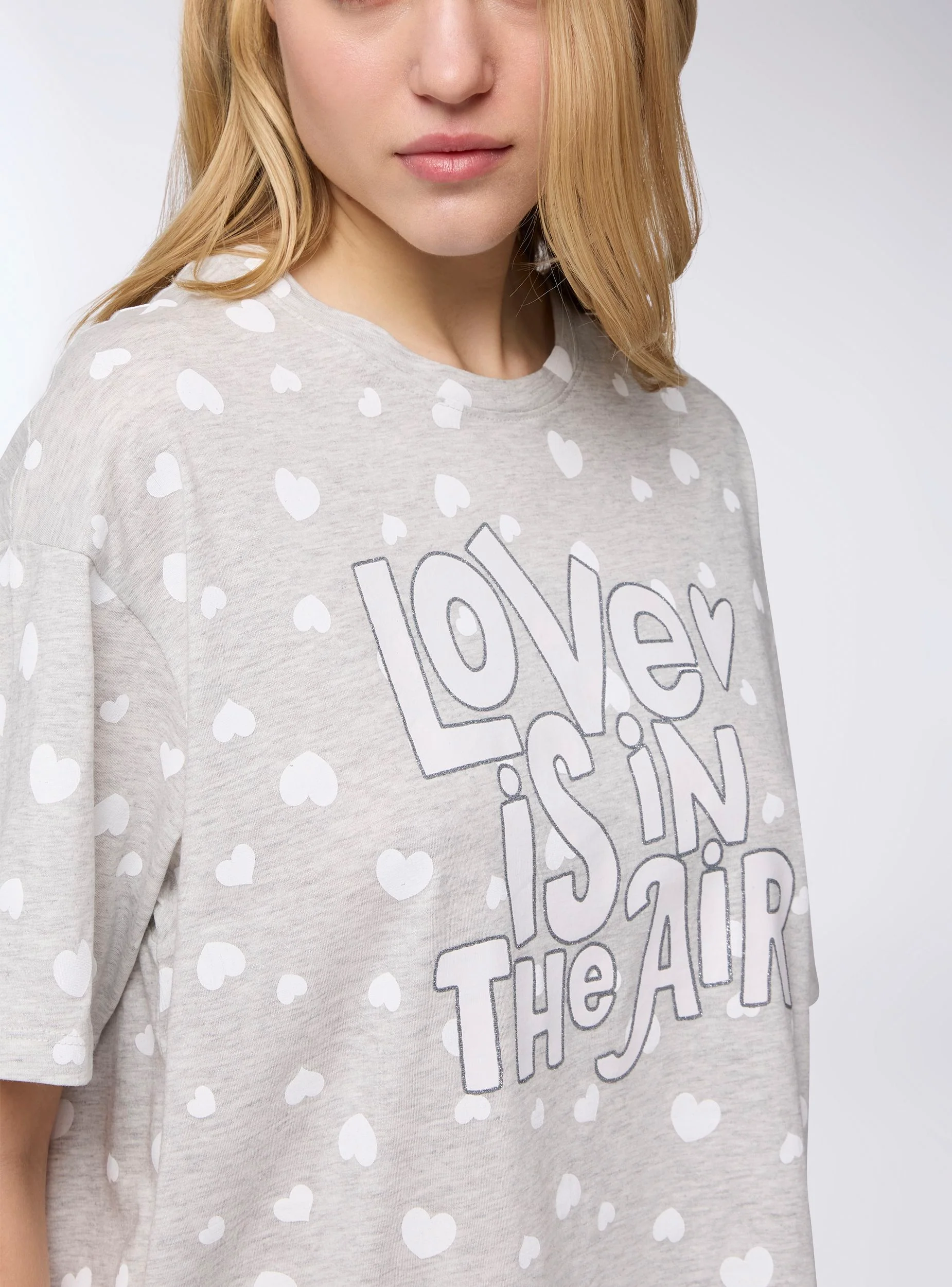 T-shirt over pigiama con cuori e scritta - Image 4