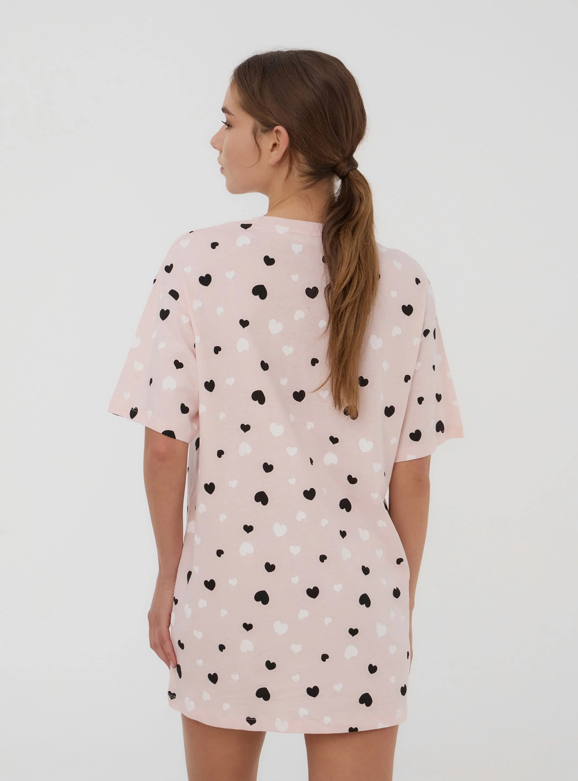 T-shirt over pigiama con cuori e scritta