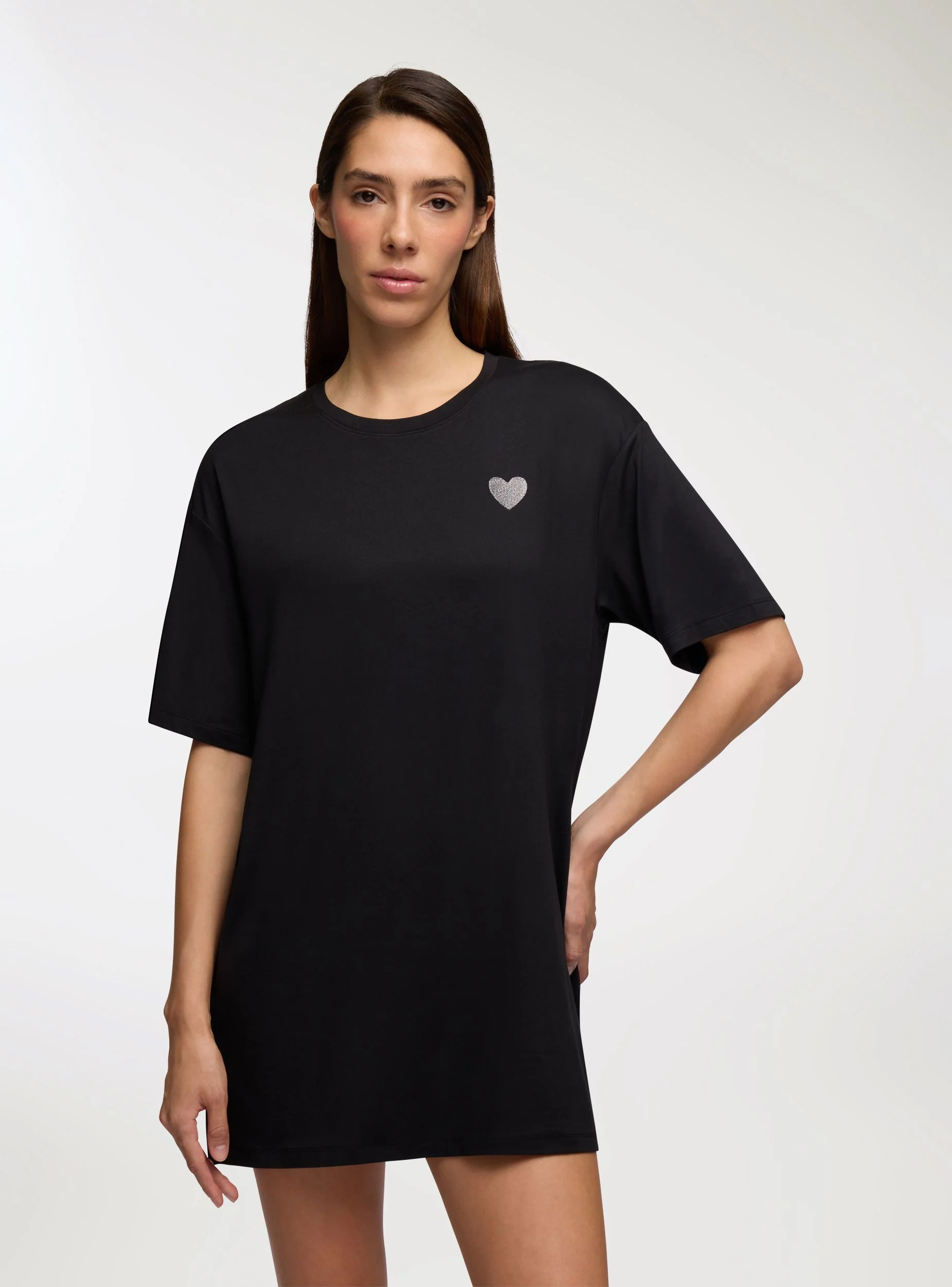 T-shirt pigiama maxi con spacchi e cuore - Image 2