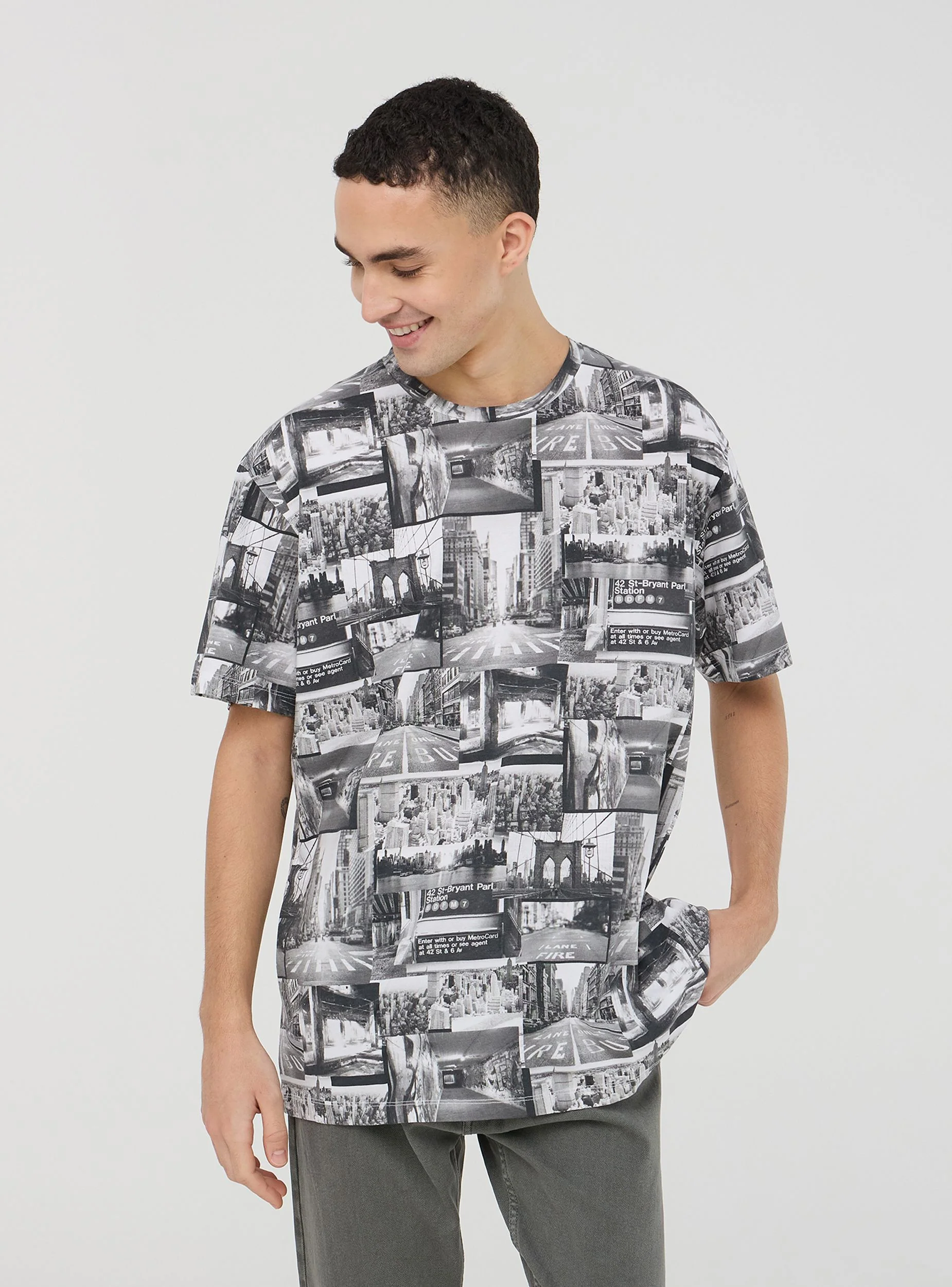 T-shirt relaxed con stampa fotografica allover - Image 7