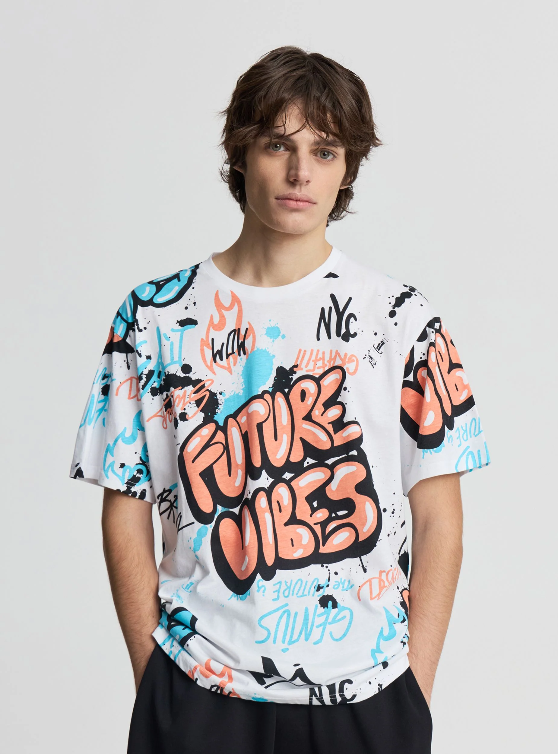 T-shirt relaxed con stampa graffiti allover - Image 4