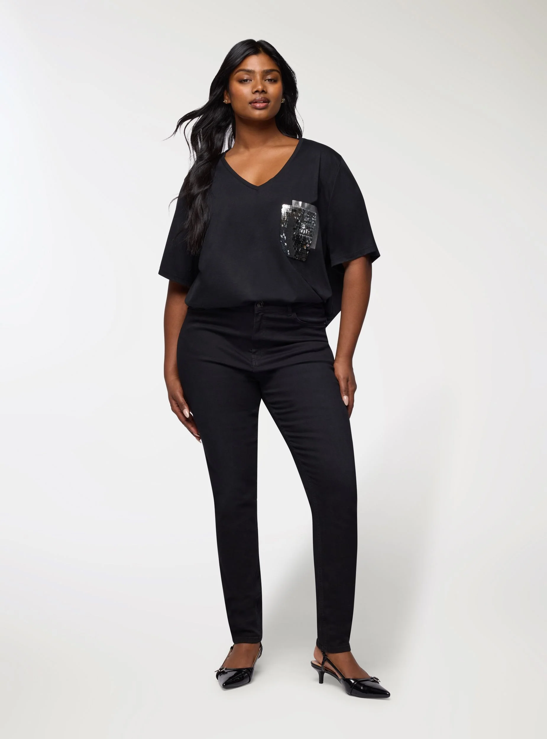 T-shirt scollo a V e taschino con paillettes - Image 4