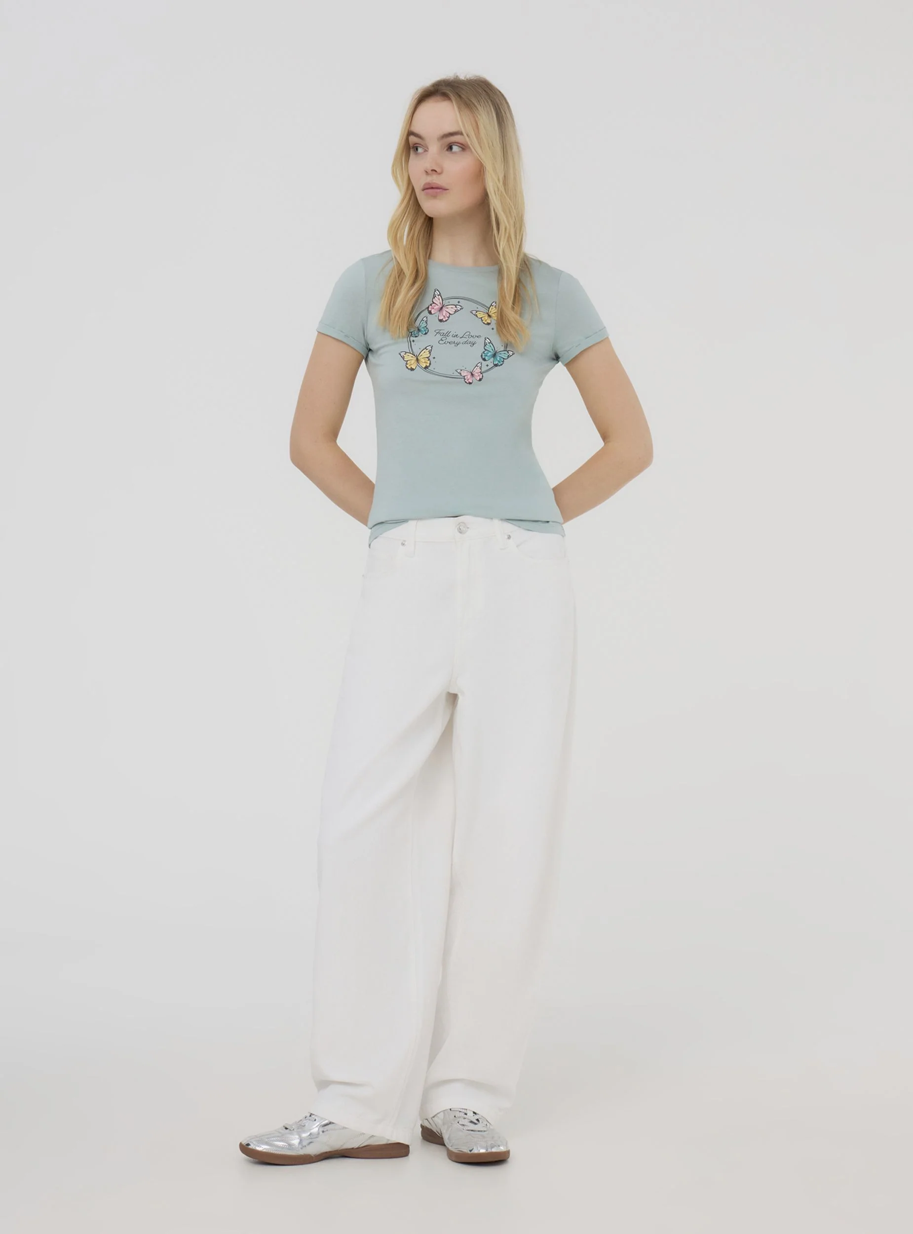T-shirt slim fit con stampa farfalle