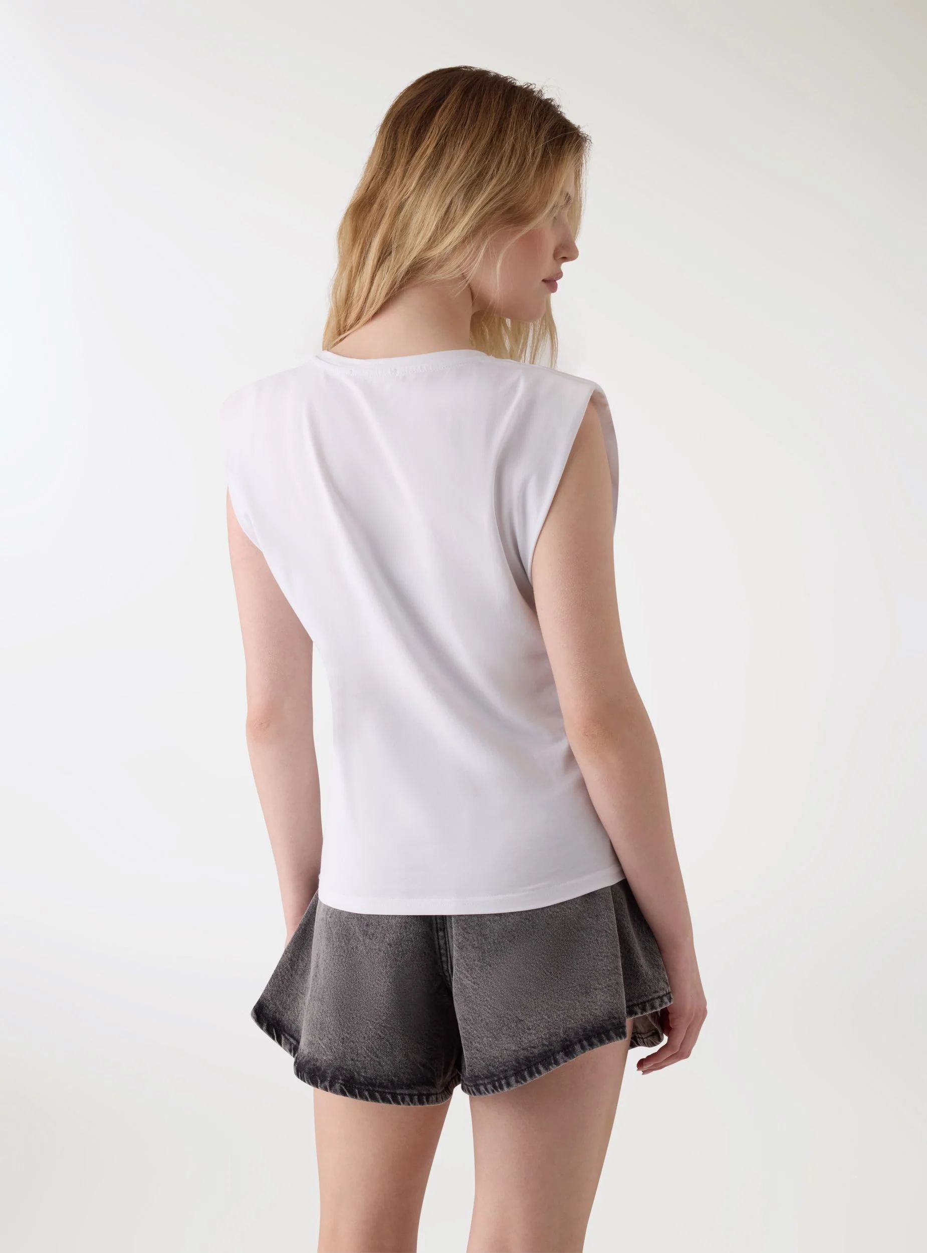 T-shirt smanicata con spalle strutturate - Image 4