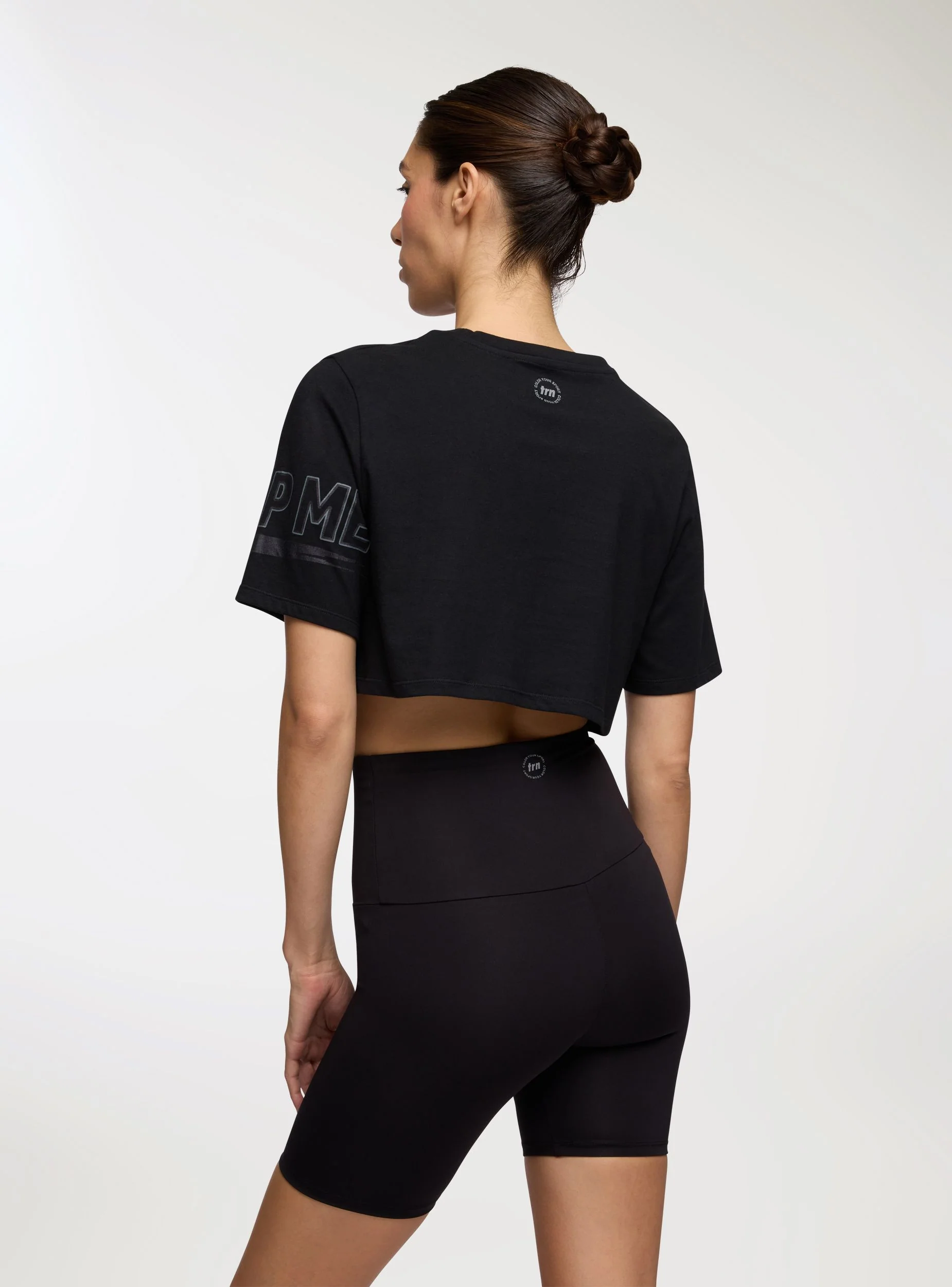 T-shirt sportiva crop over con scritta - Image 2