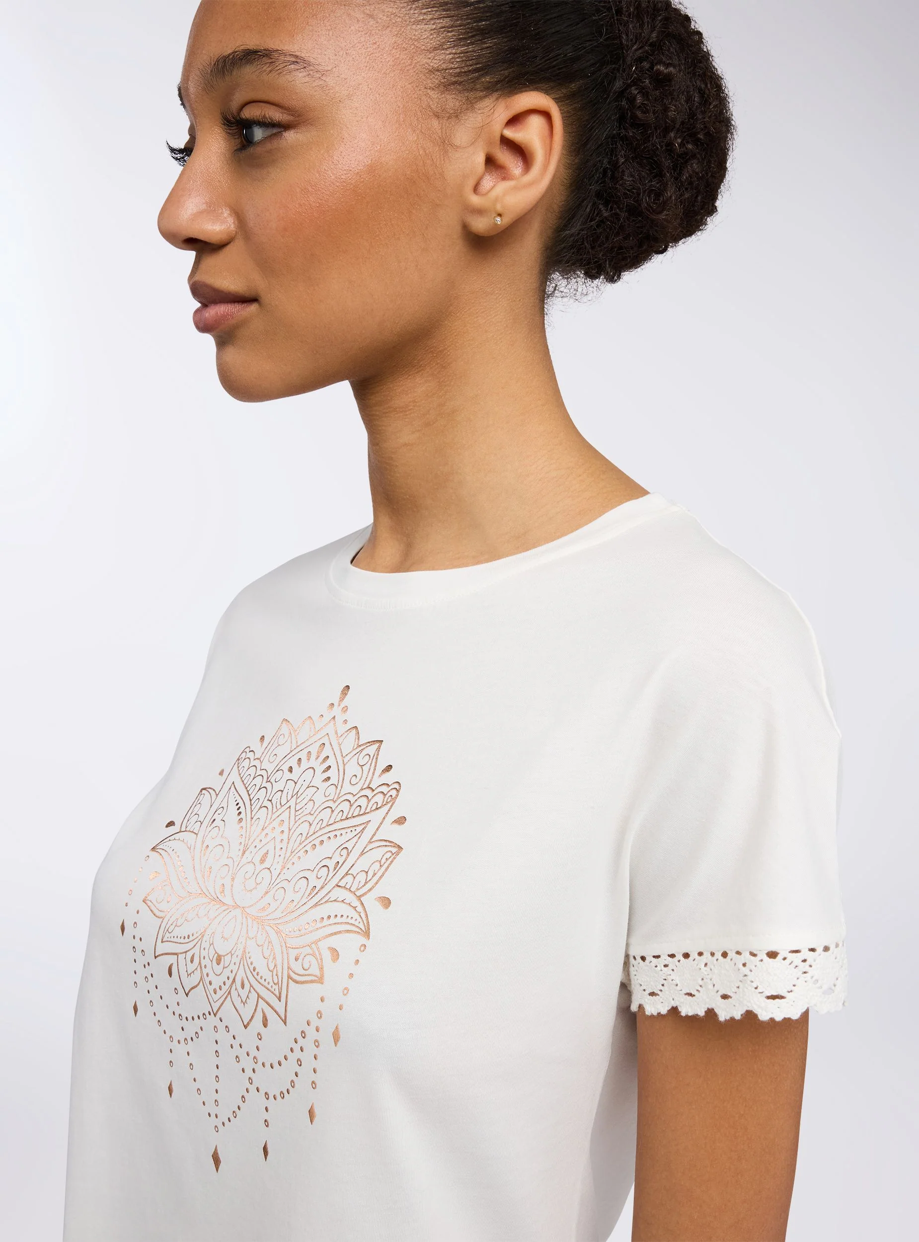 T-shirt stampa mangala con pizzo - Image 2