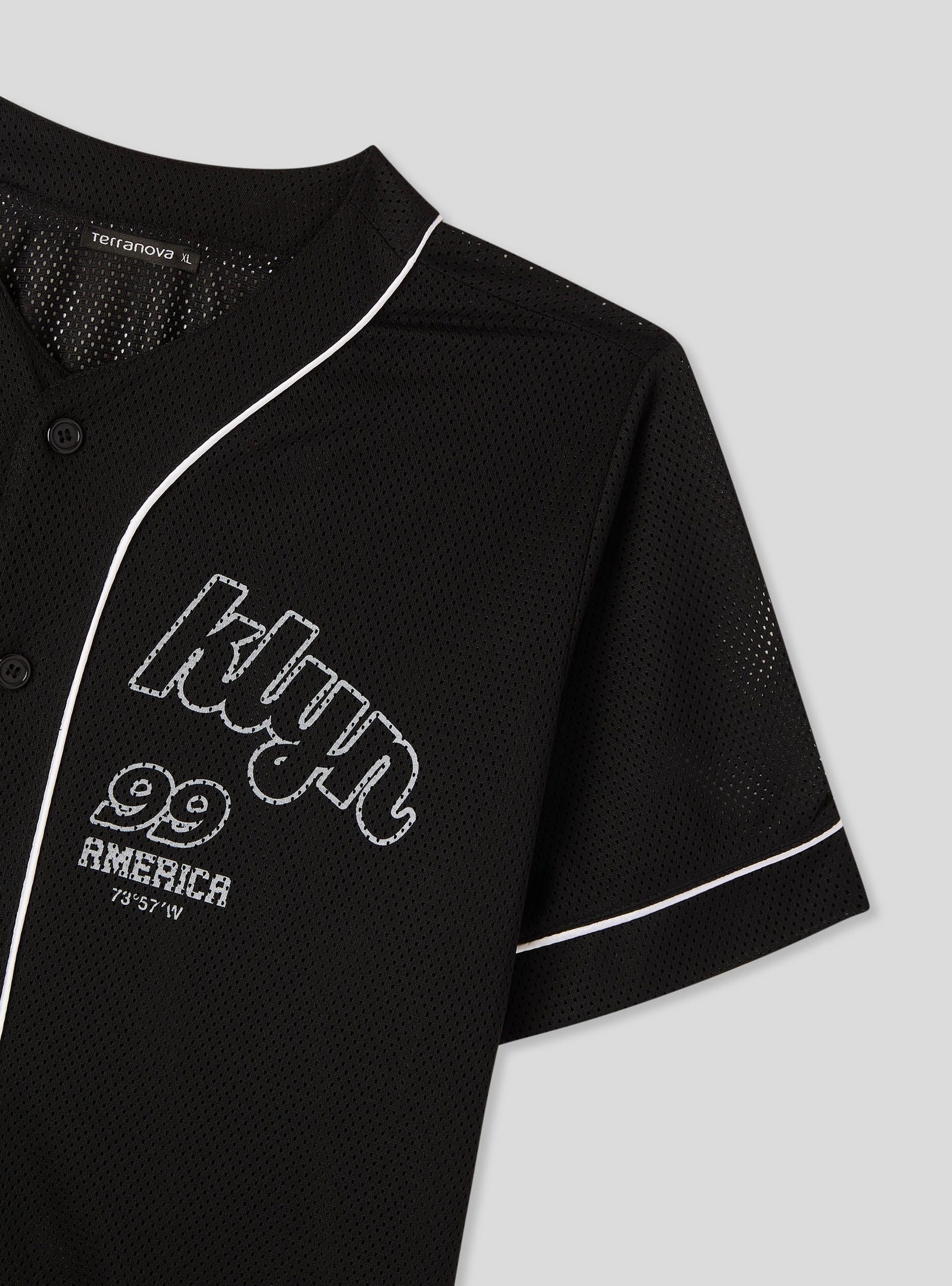 T-shirt stile baseball con scritta