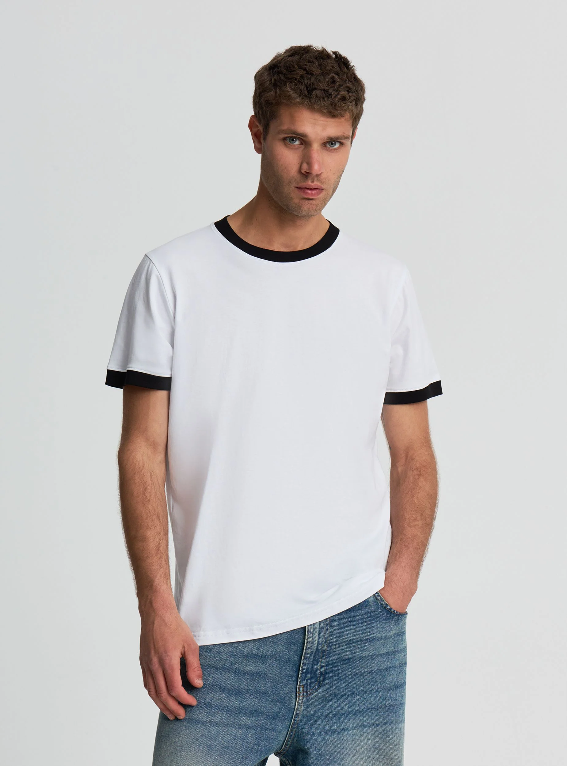T-shirt tinta unita con bordi a contrasto - Image 3