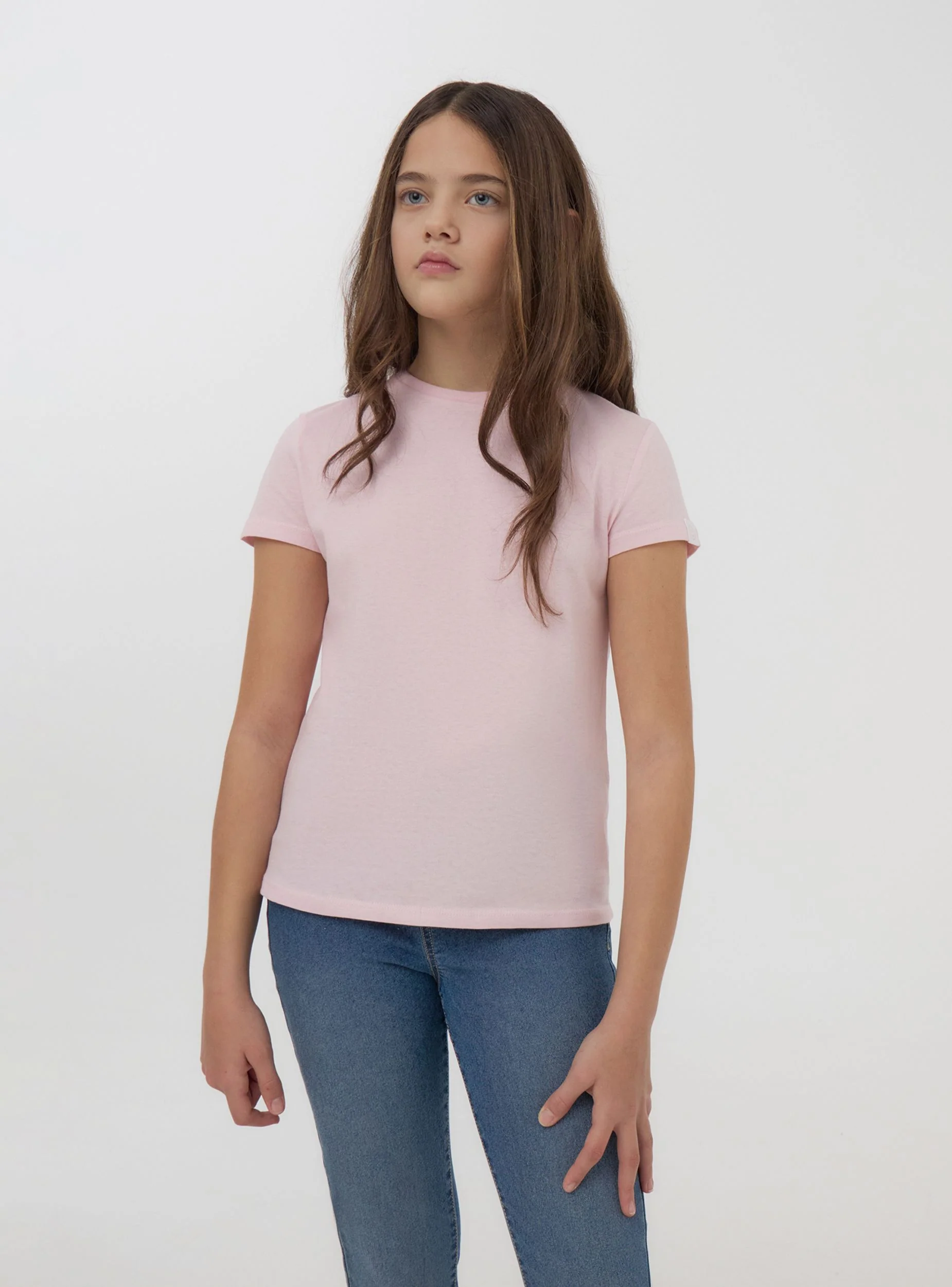T-shirt tinta unita con etichetta sulla manica - Image 8