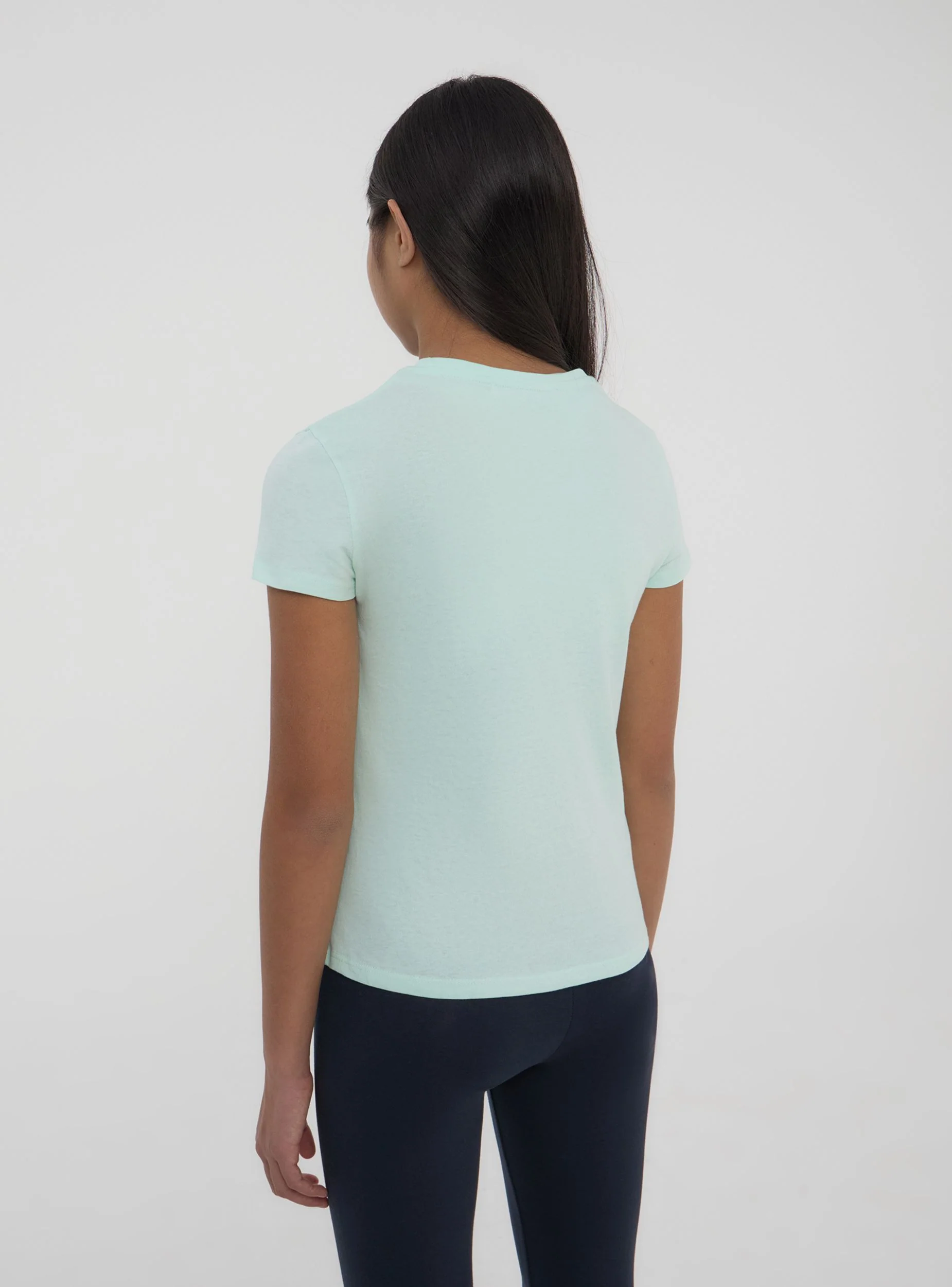 T-shirt tinta unita con etichetta sulla manica