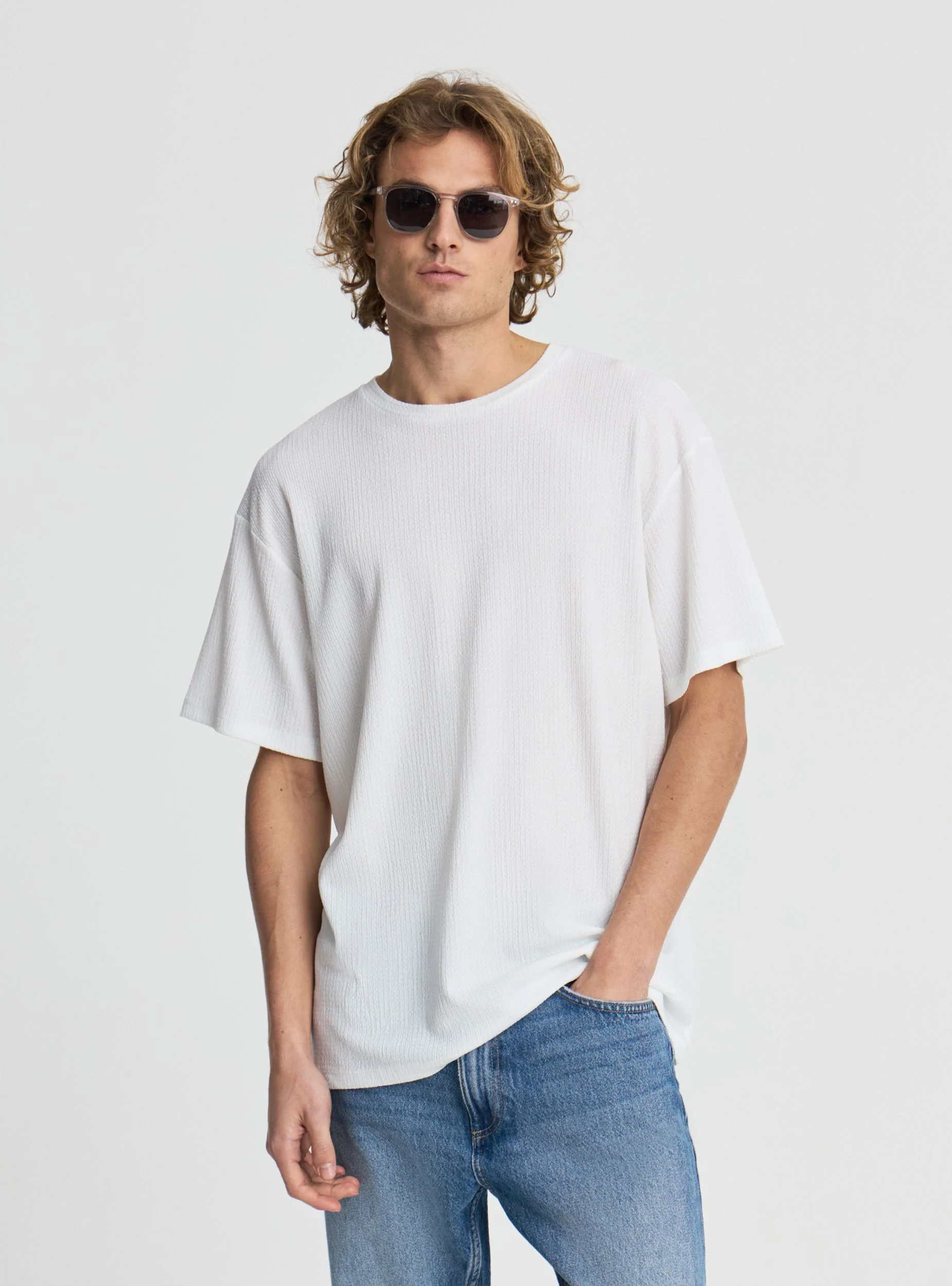 T-shirt tinta unita con tessuto operato - Image 2